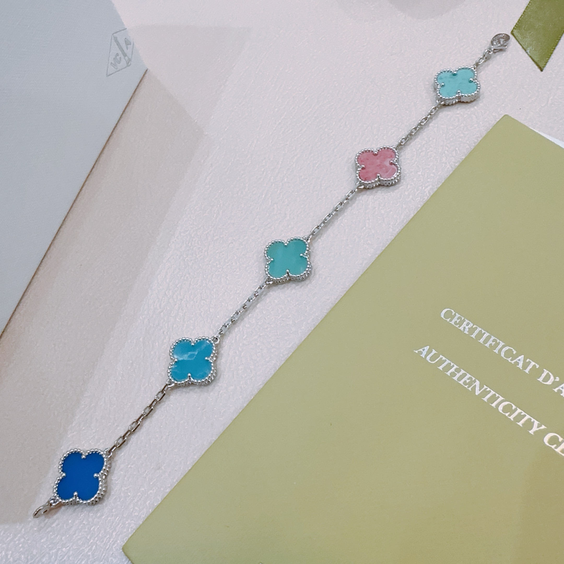 Bracciale Van Cleef Arpels Alhambra in metallo argentato con intarsi di trifogli multicolori turchese rosa blu reale blu brillante 18 cm