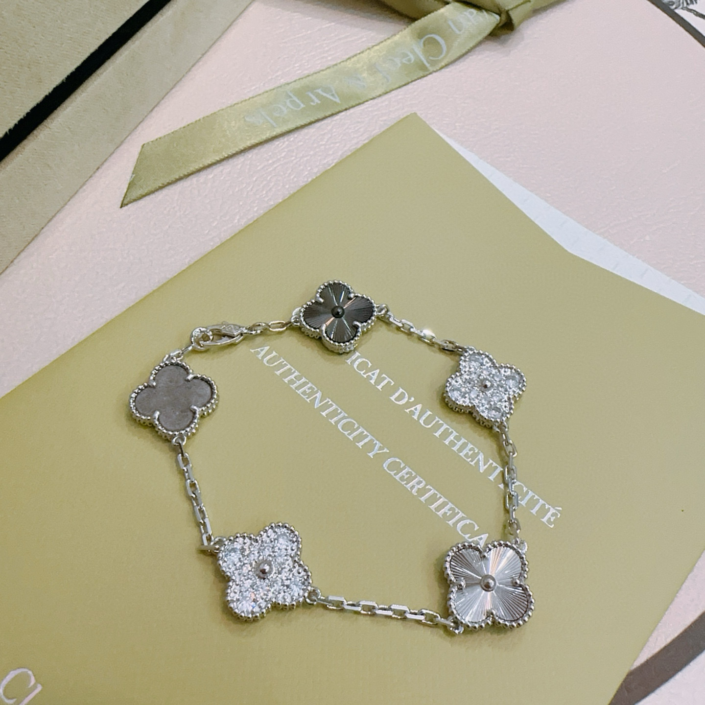 Bracciale Van Cleef Arpels Alhambra Metallo color argento con accenti di diamanti chiari intarsi di trifoglio grigio scuro e dettagli di trifoglio guilloché argento 17 cm