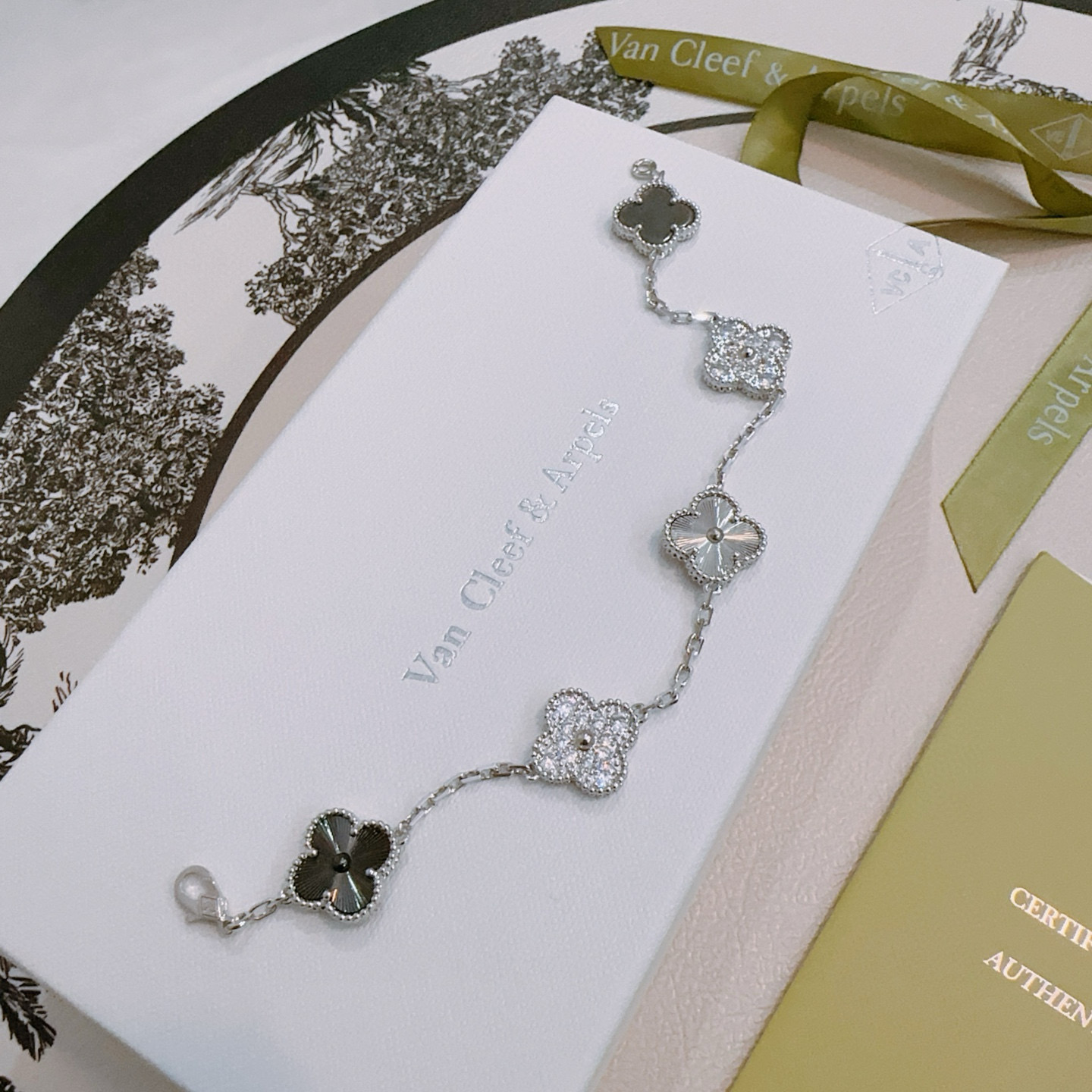 Bracciale Van Cleef Arpels Alhambra Metallo color argento con accenti di diamanti chiari intarsi di trifoglio grigio scuro e dettagli di trifoglio guilloché argento 17 cm