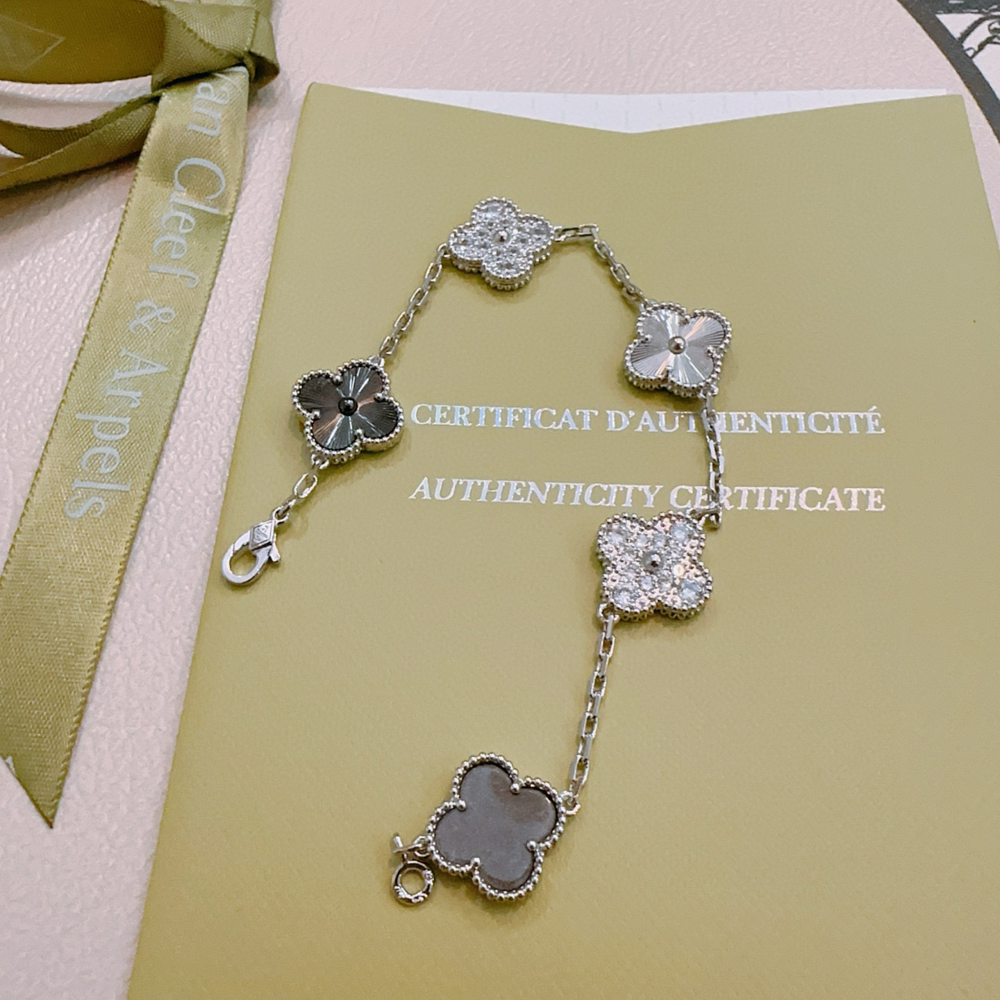 Bracciale Van Cleef Arpels Alhambra Metallo color argento con accenti di diamanti chiari intarsi di trifoglio grigio scuro e dettagli di trifoglio guilloché argento 17 cm
