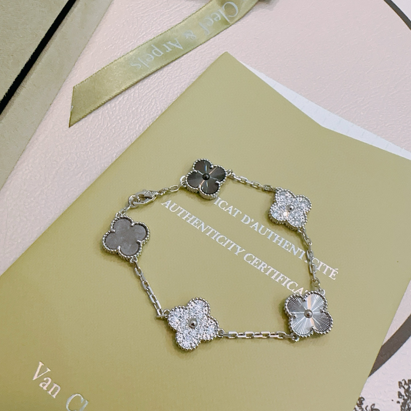 Bracciale Van Cleef Arpels Alhambra Metallo color argento con accenti di diamanti chiari intarsi di trifoglio grigio scuro e dettagli di trifoglio guilloché argento 17 cm