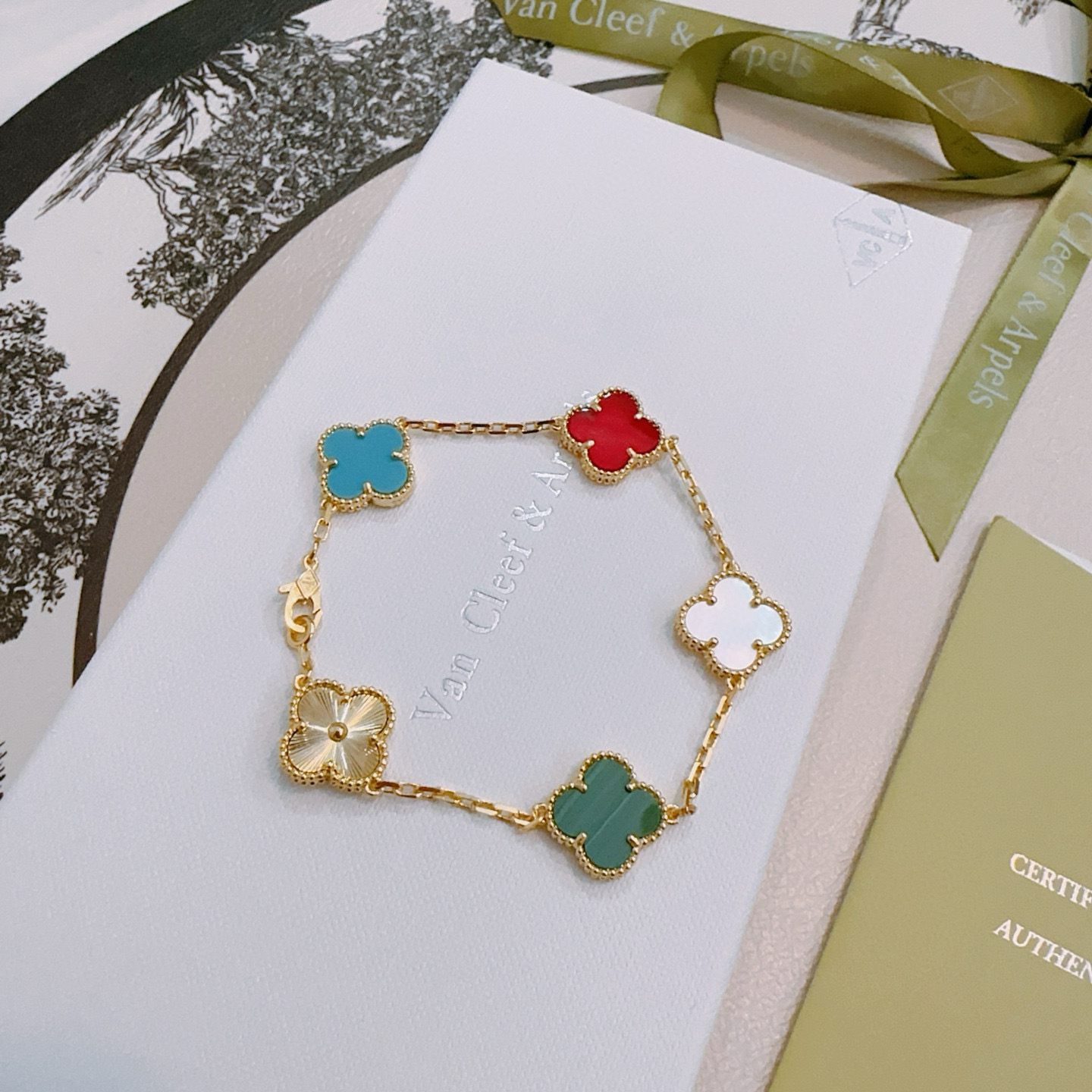 Bracciale Van Cleef Arpels Alhambra Metallo oro giallo con turchese blu corniola rosso malachite verde madreperla bianca e motivi a trifoglio guilloché oro 17 cm