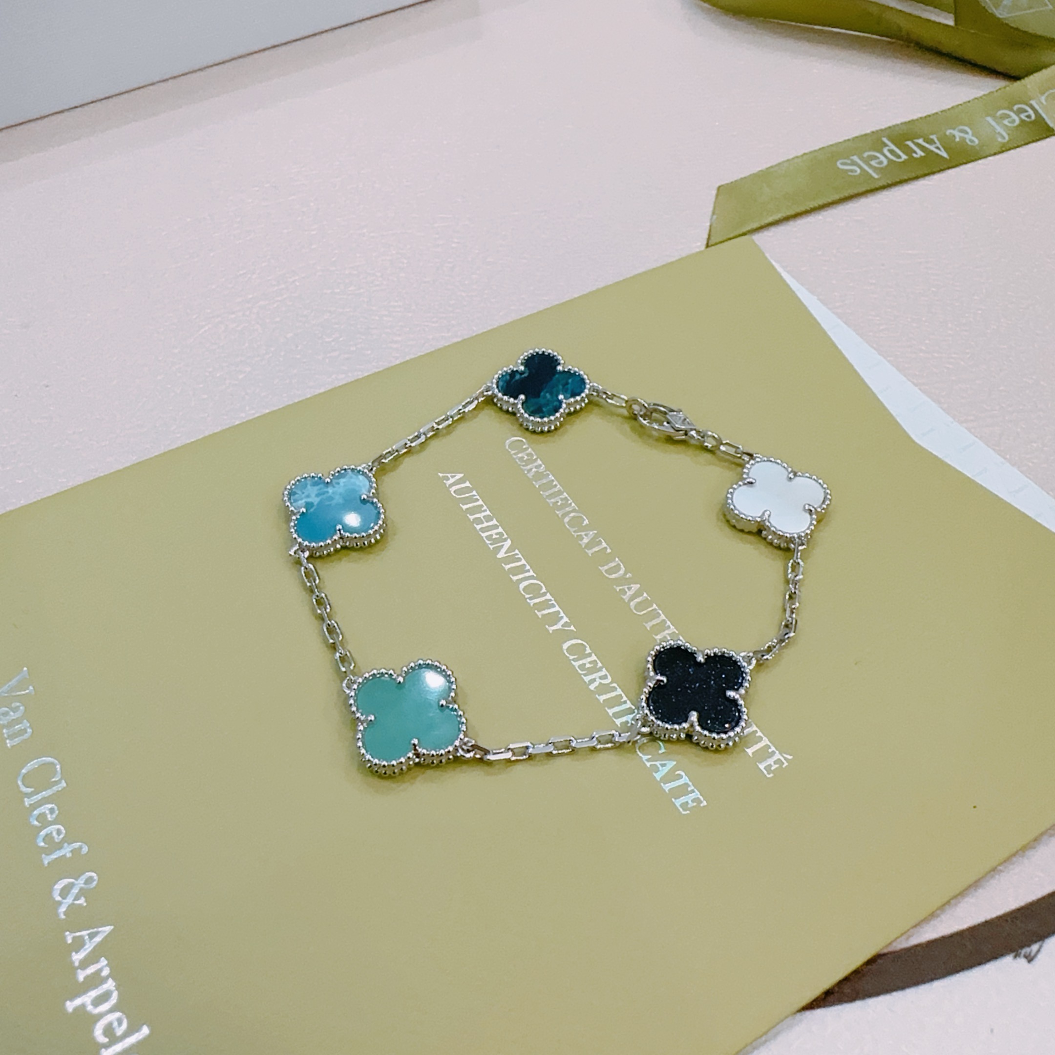 Van Cleef Arpels Pulsera Alhambra Metal plateado con incrustaciones de tréboles multicolores nácar blanco ónix negro azul turquesa verde azulado oscuro 17cm