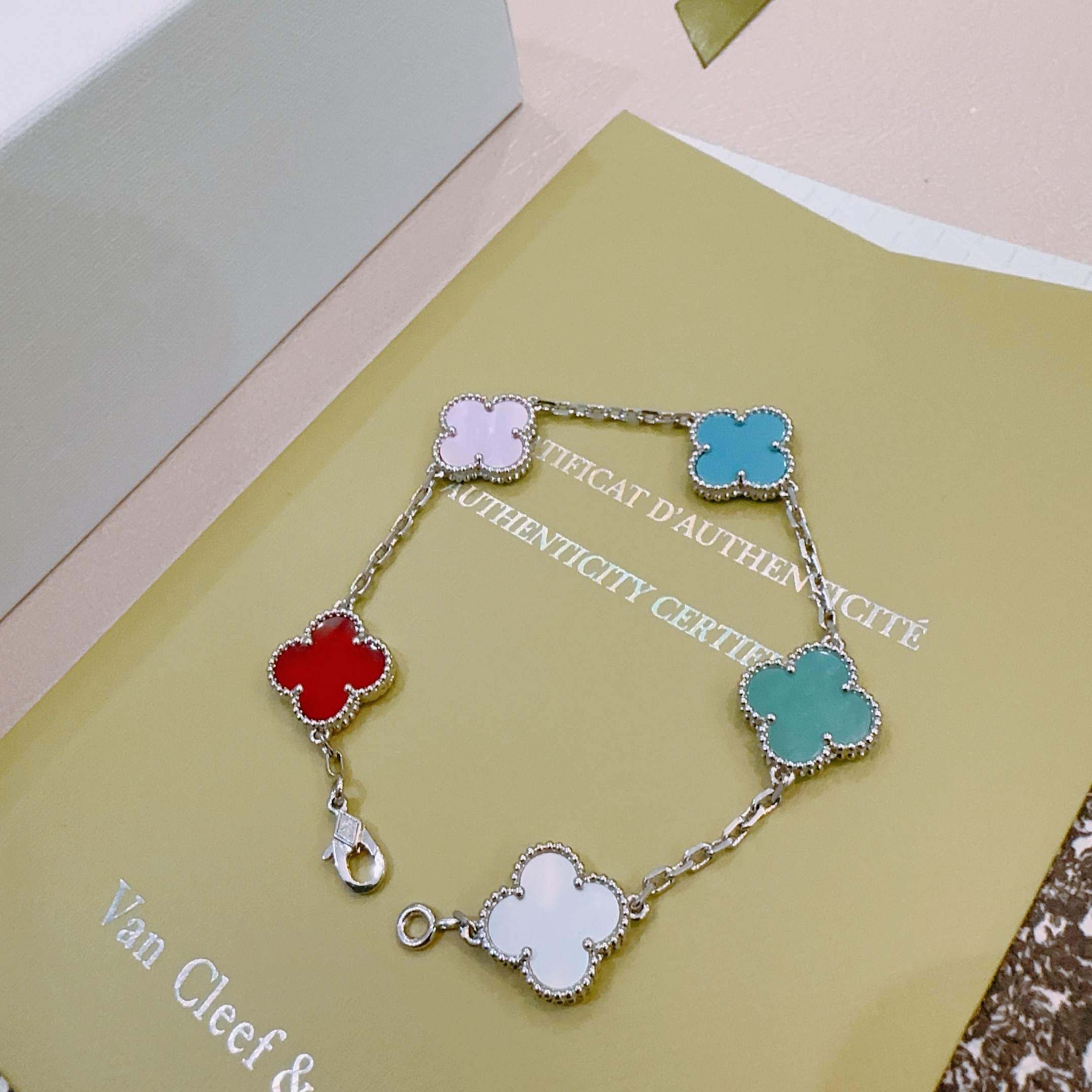 Pulsera Van Cleef Arpels Alhambra de metal plateado con incrustaciones de tréboles de nácar blanco, rojo, violeta claro, azul turquesa, verde azulado y trébol de nácar blanco 17 cm