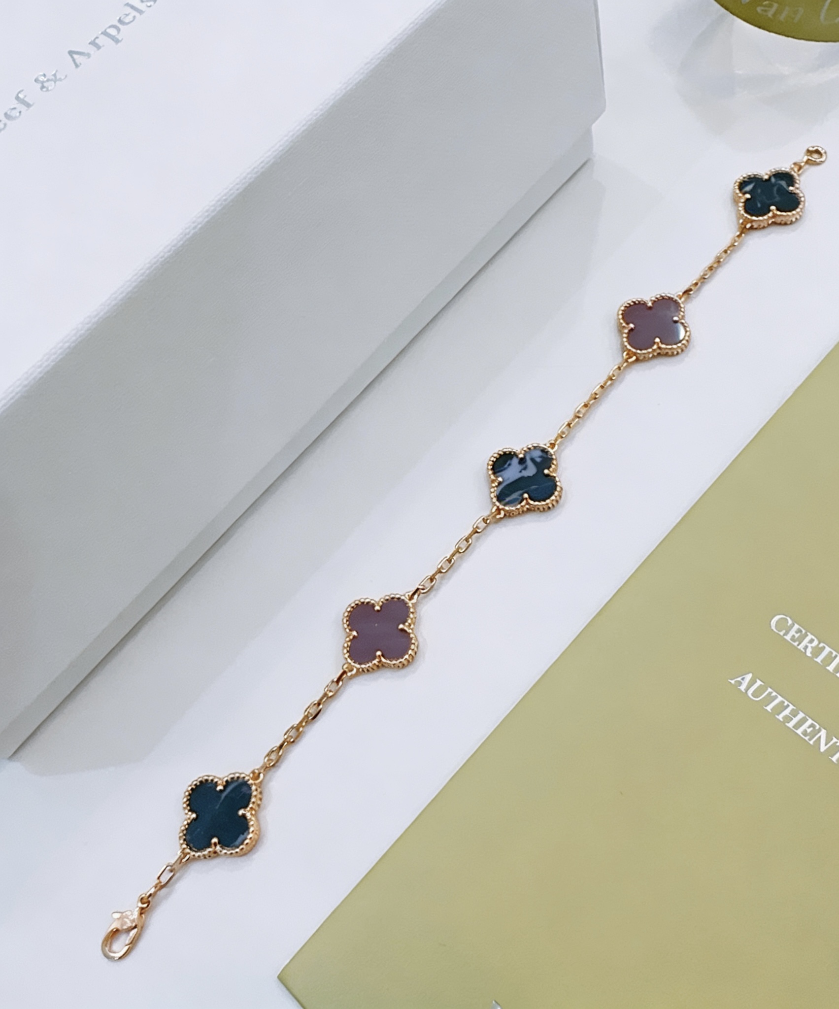 Van Cleef Arpels Bracelet Vintage Alhambra Or jaune avec motifs pietersite bleu foncé et trèfle rhodonite violette 18cm