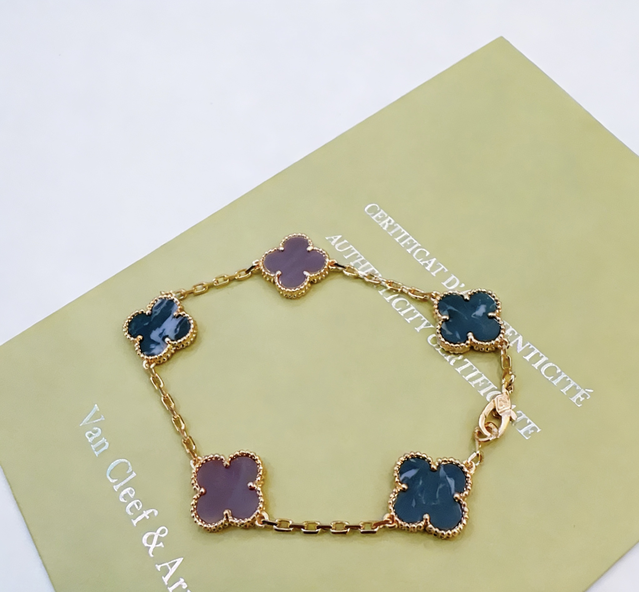 Van Cleef Arpels Bracelet Vintage Alhambra Or jaune avec motifs pietersite bleu foncé et trèfle rhodonite violette 18cm