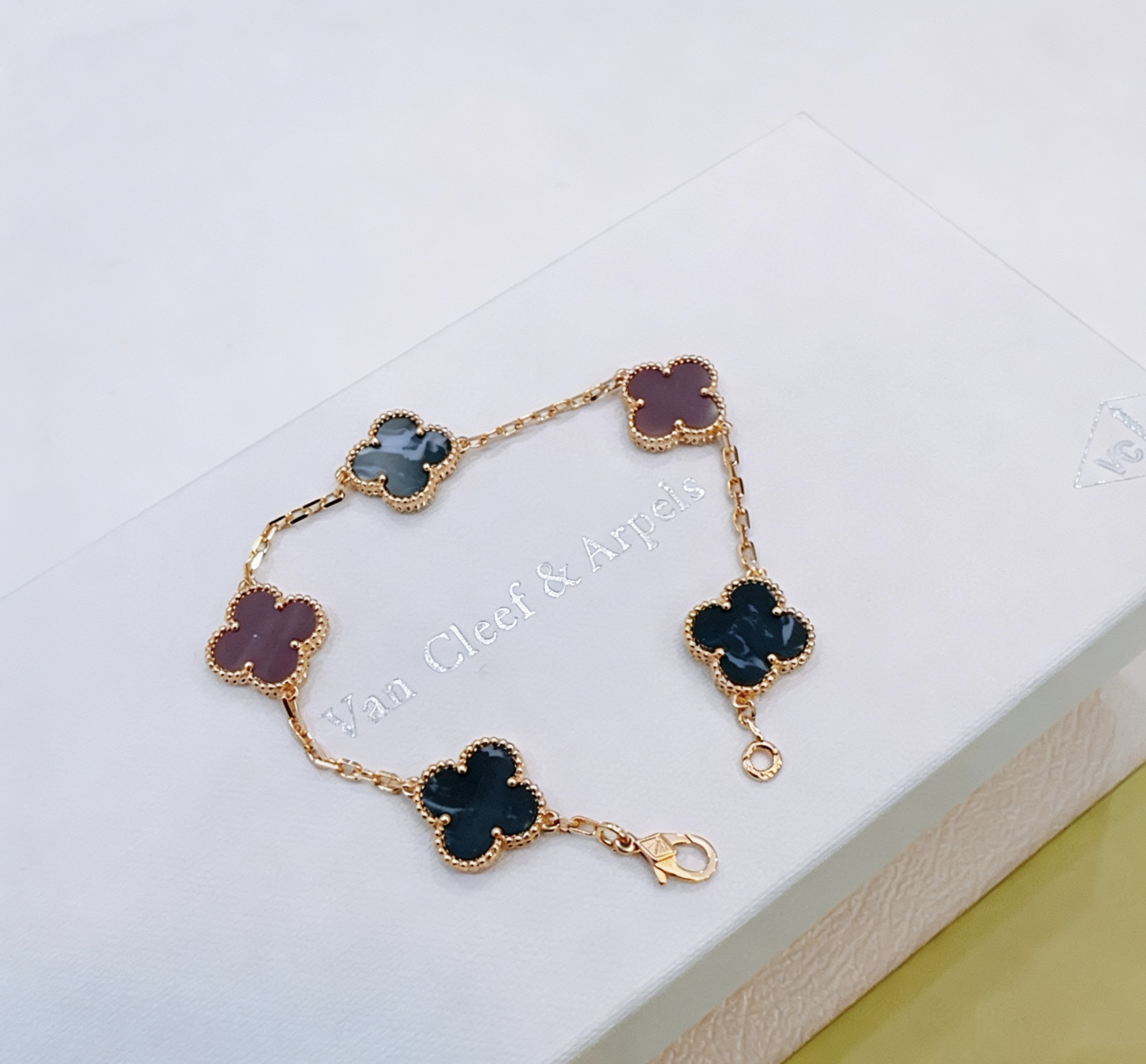 Van Cleef Arpels Bracelet Vintage Alhambra Or jaune avec motifs pietersite bleu foncé et trèfle rhodonite violette 18cm