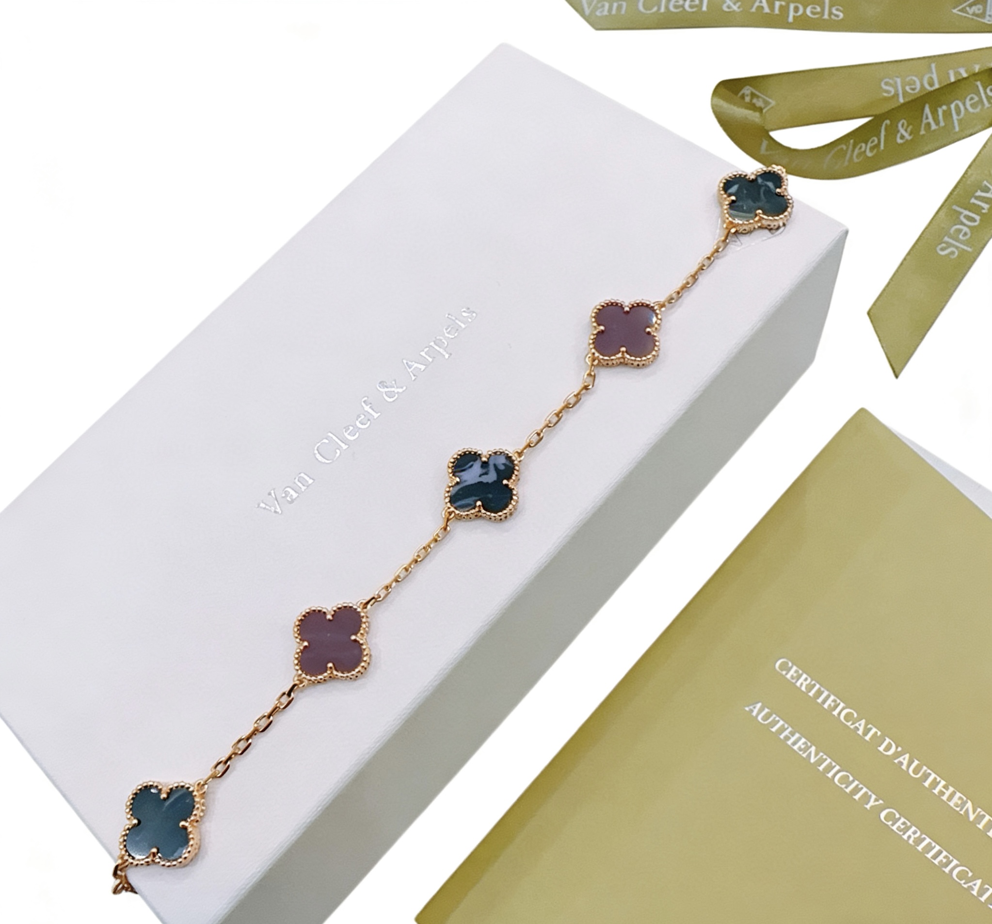 Van Cleef Arpels Bracelet Vintage Alhambra Or jaune avec motifs pietersite bleu foncé et trèfle rhodonite violette 18cm