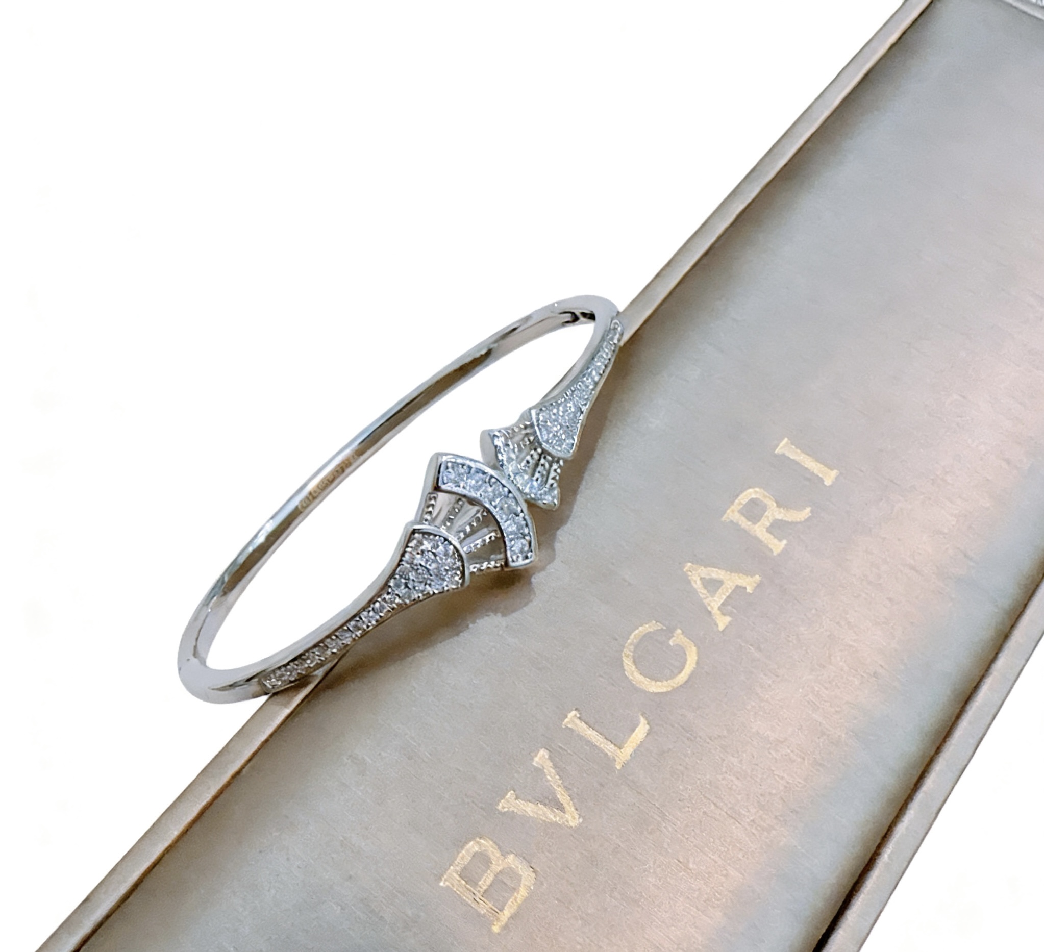 Bvlgari Divas Dream bracelet 18K yellow gold with pave diamonds 18K white gold with pave diamonds 17cm