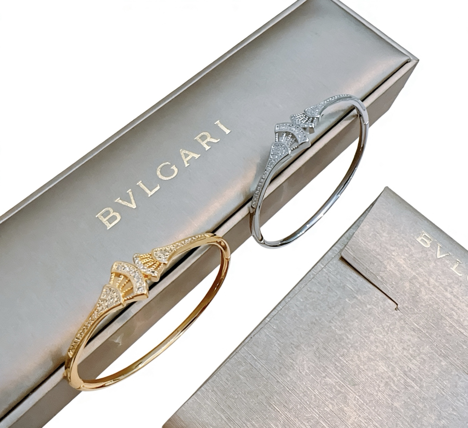 Bvlgari Divas Dream bracelet 18K yellow gold with pave diamonds 18K white gold with pave diamonds 17cm inner circumference