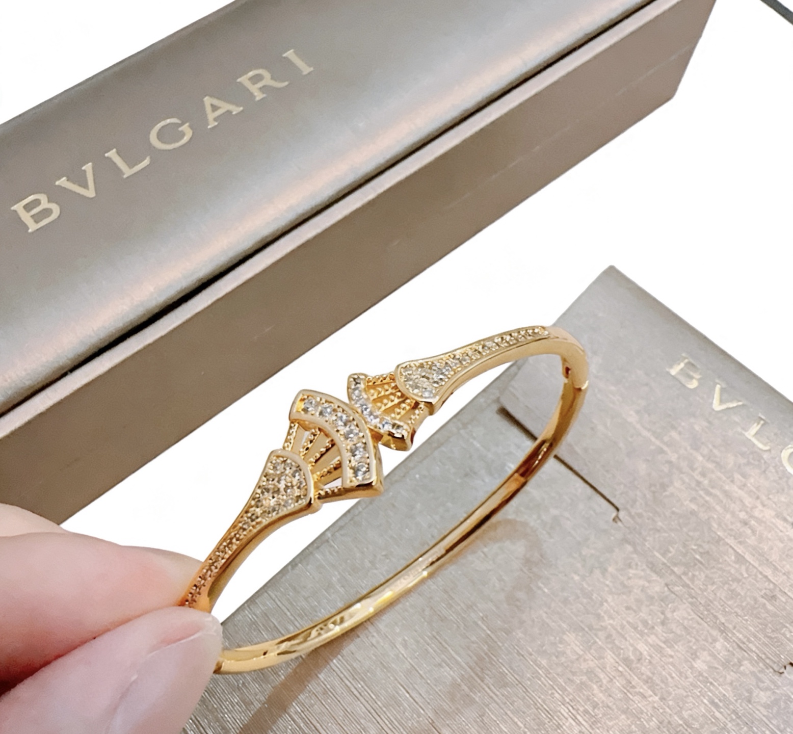 Bvlgari Divas Dream bracelet 18K yellow gold with pave diamonds 18K white gold with pave diamonds 17cm inner circumference