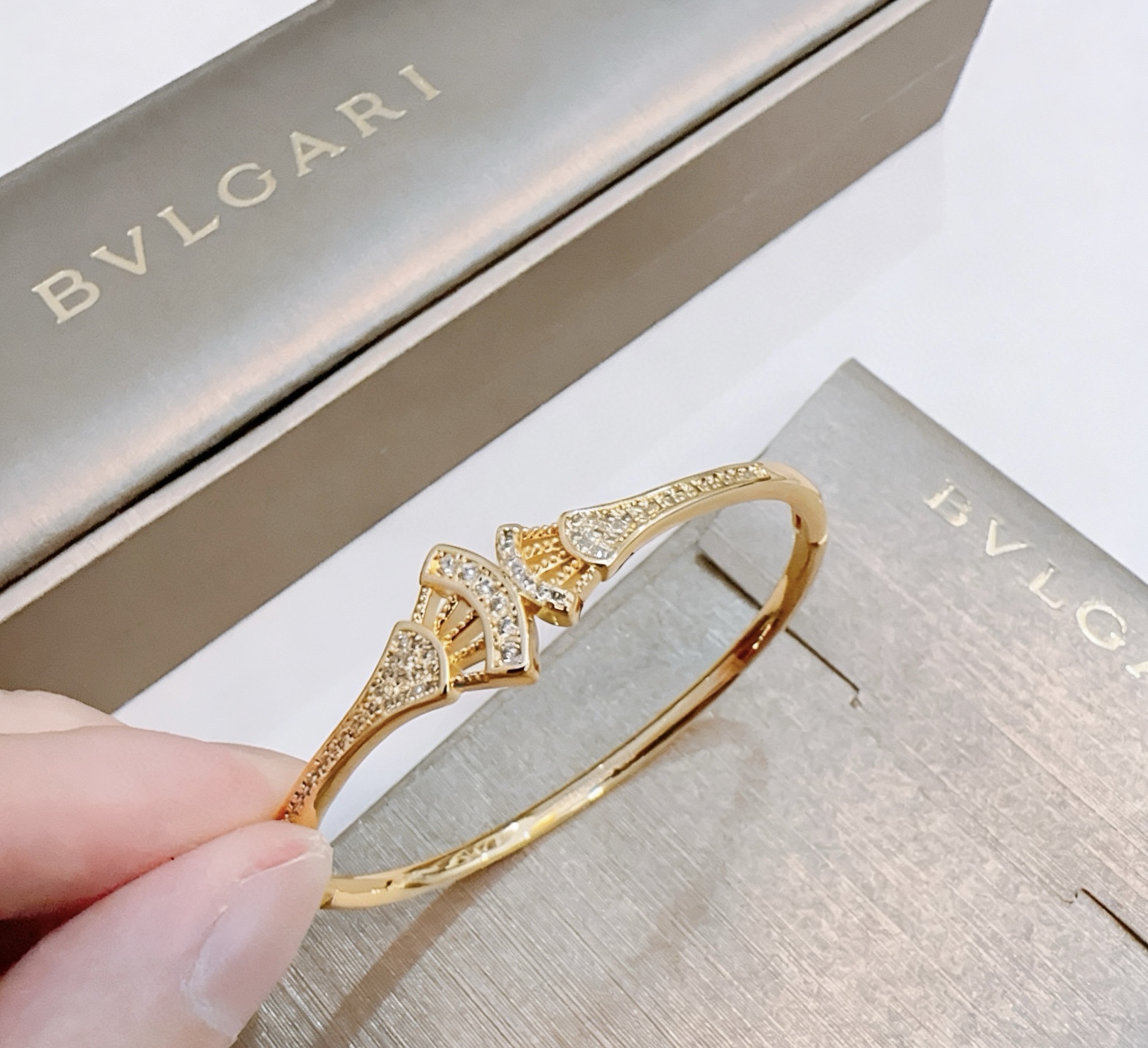 Bvlgari Divas Dream bracelet 18K yellow gold with pave diamonds 18K white gold with pave diamonds 17cm inner circumference