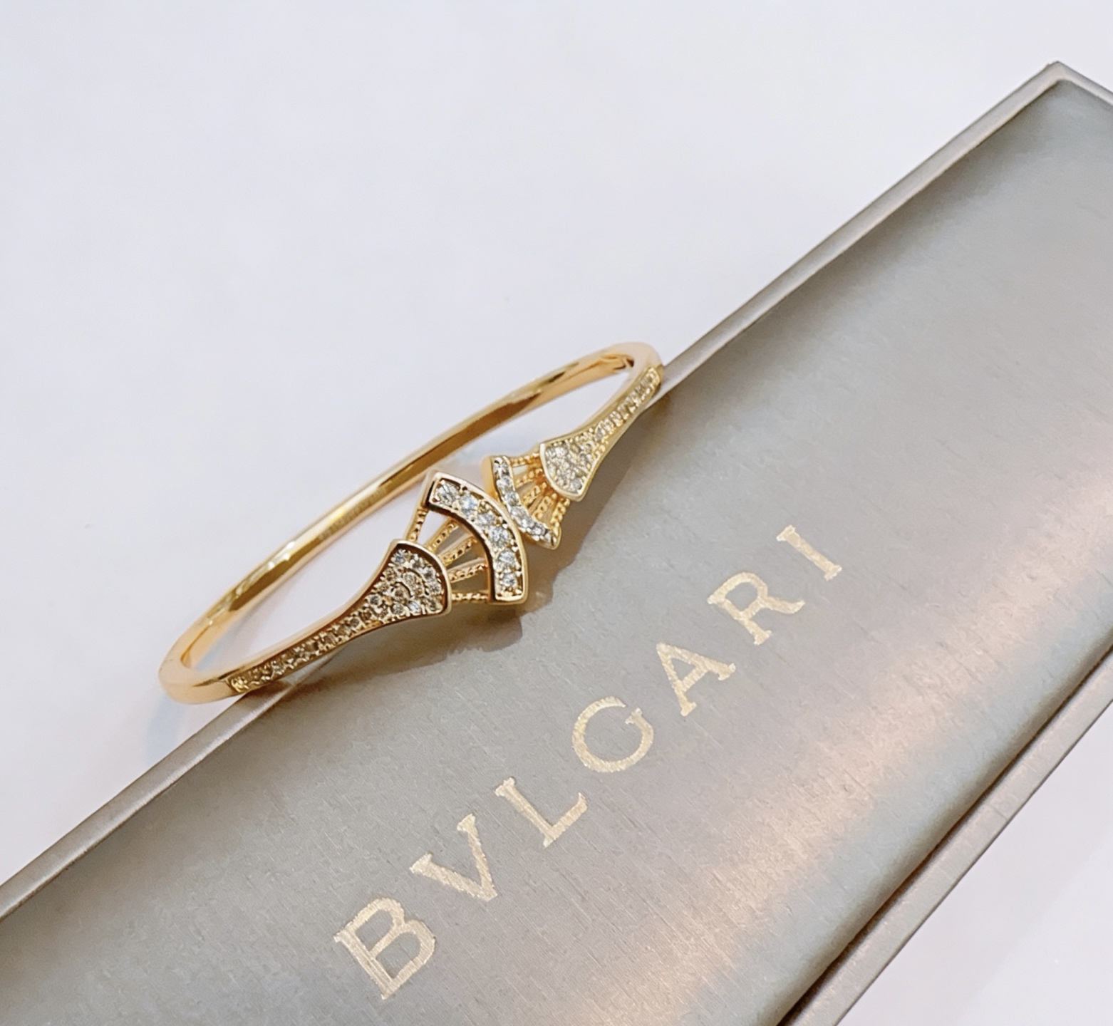 Bvlgari Divas Dream bracelet 18K yellow gold with pave diamonds 18K white gold with pave diamonds 17cm inner circumference