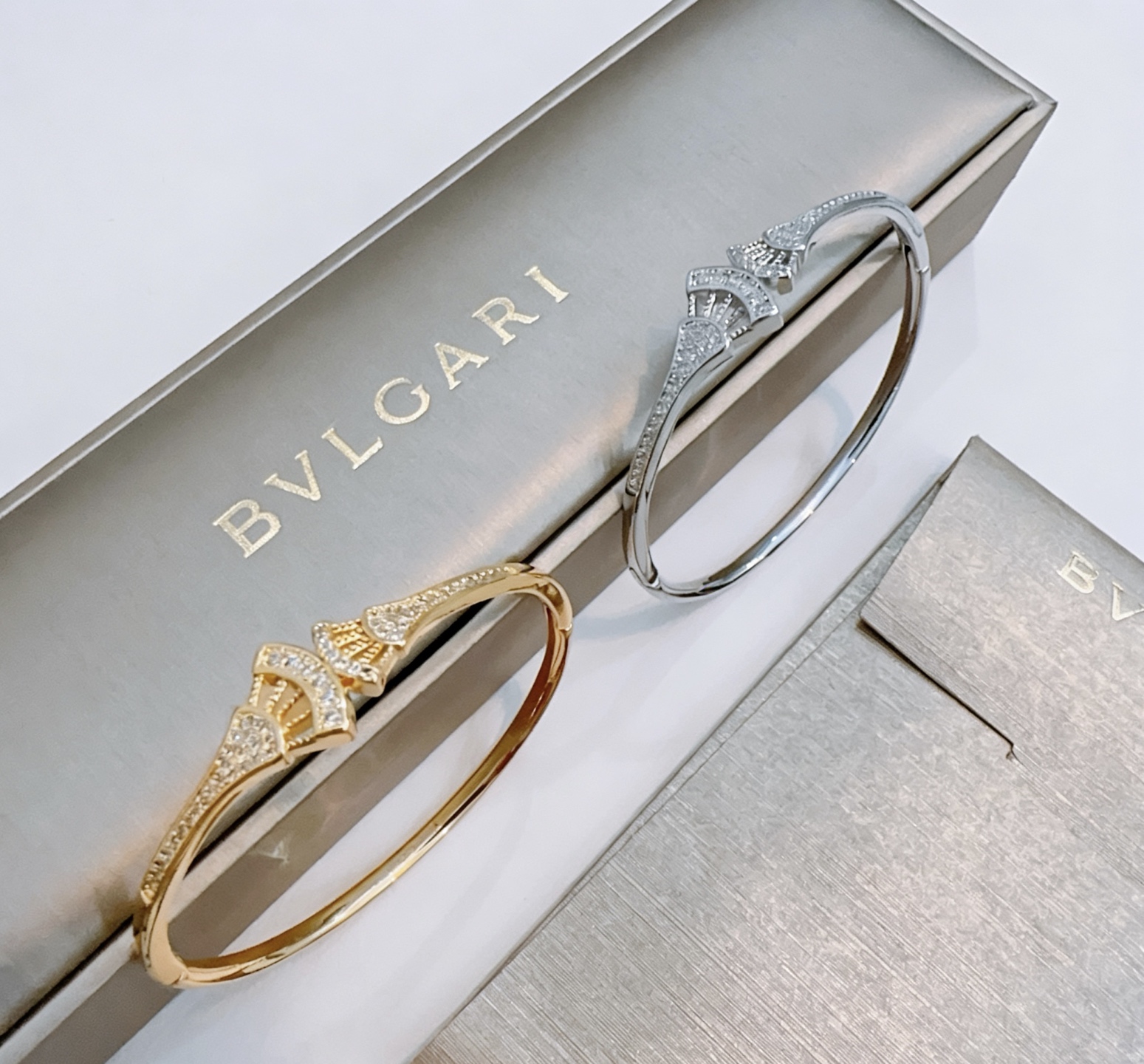 Bvlgari Divas Dream bracelet 18K yellow gold with pave diamonds 18K white gold with pave diamonds 17cm inner circumference
