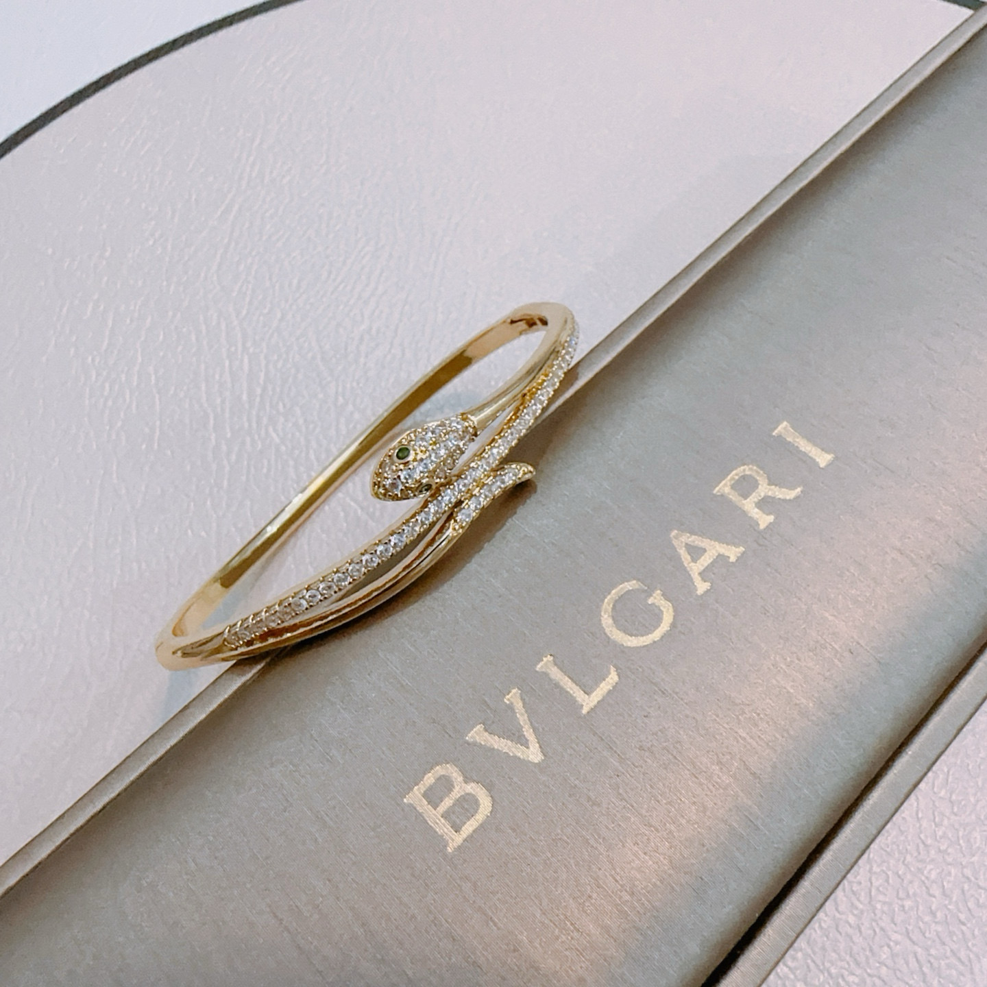 Bvlgari Serpenti bracelet Yellow gold with clear pave diamonds and green gemstone eyes 17cm