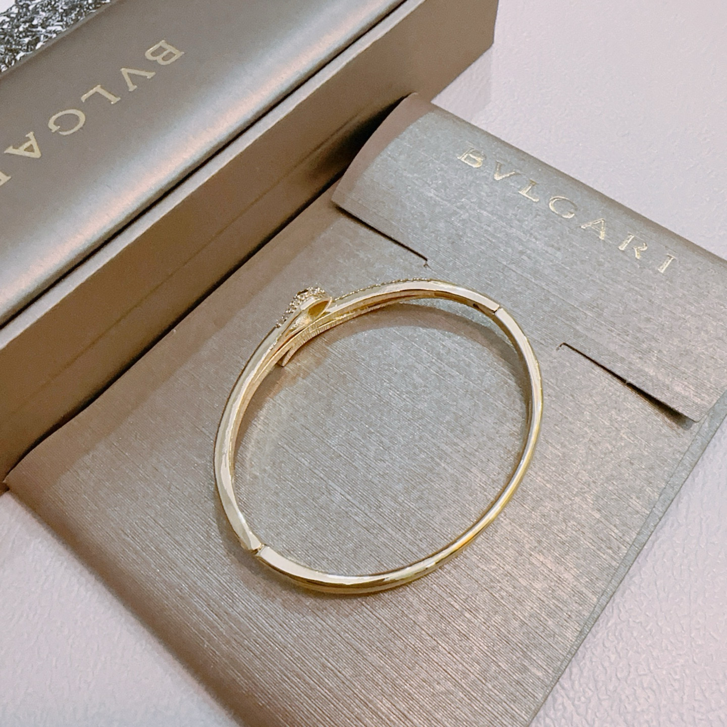 Bvlgari Serpenti bracelet Yellow gold with clear pave diamonds and green gemstone eyes 17cm
