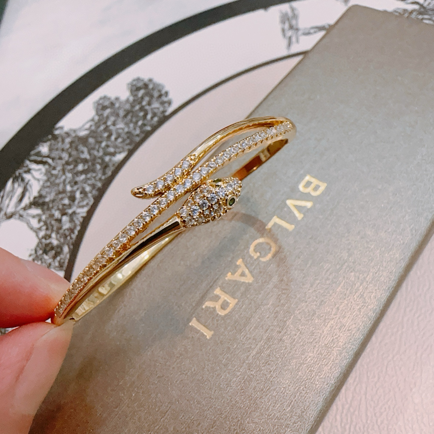 Bvlgari Serpenti bracelet Yellow gold with clear pave diamonds and green gemstone eyes 17cm