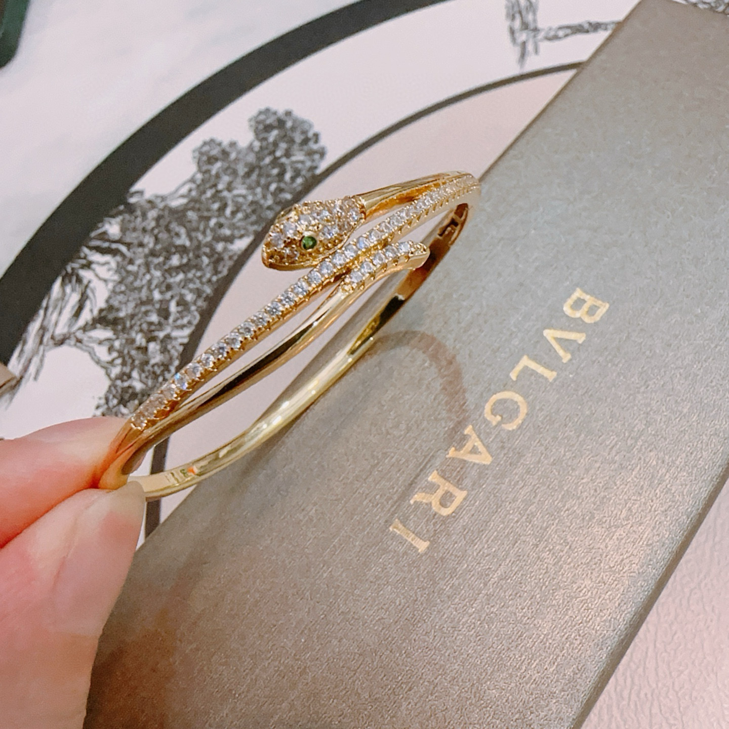 Bvlgari Serpenti bracelet Yellow gold with clear pave diamonds and green gemstone eyes 17cm