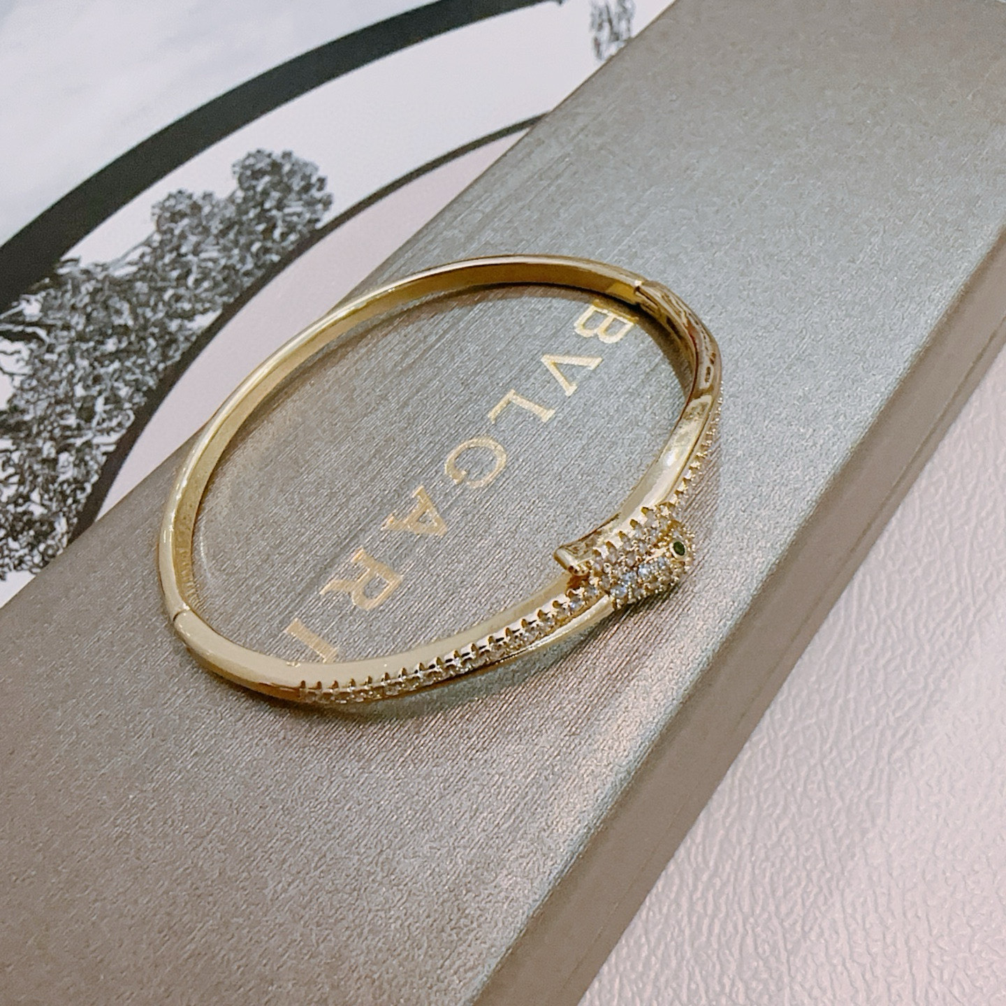 Bvlgari Serpenti bracelet Yellow gold with clear pave diamonds and green gemstone eyes 17cm