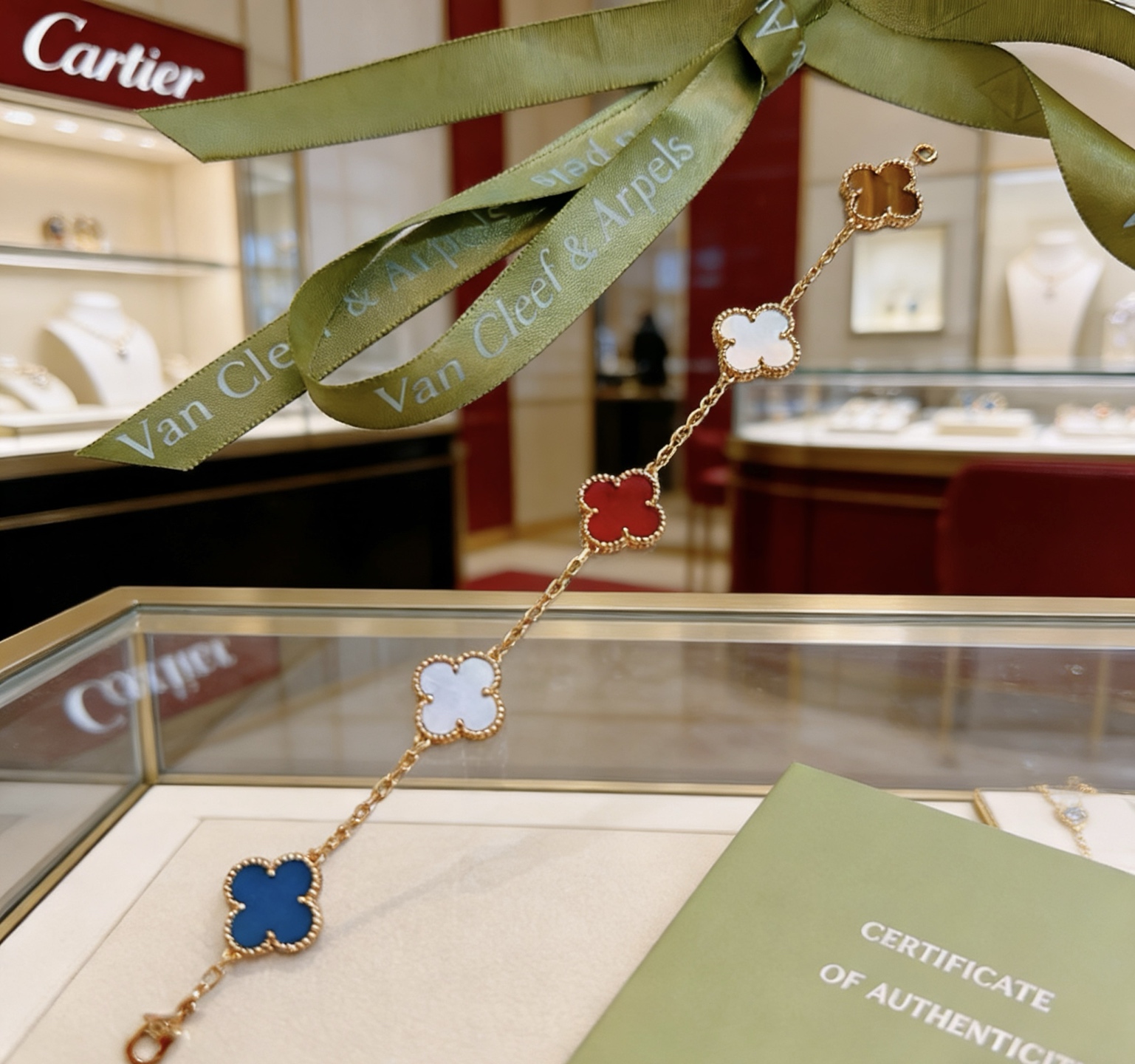 Bracciale Van Cleef Arpels Alhambra Metallo oro giallo con agata blu, madreperla bianca, corniola rossa e motivi di trifoglio in pietra occhio di tigre 19 cm