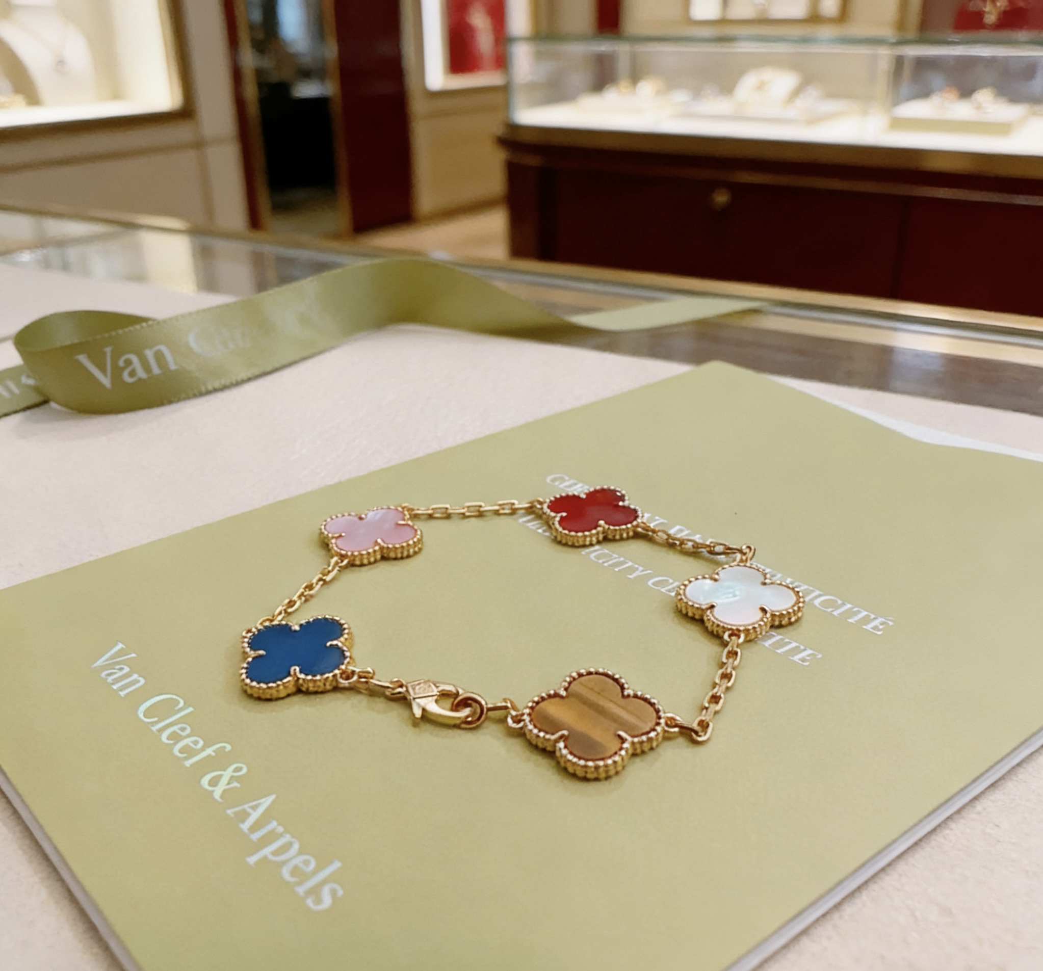 Bracciale Van Cleef Arpels Alhambra Metallo oro giallo con agata blu, madreperla bianca, corniola rossa e motivi di trifoglio in pietra occhio di tigre 19 cm