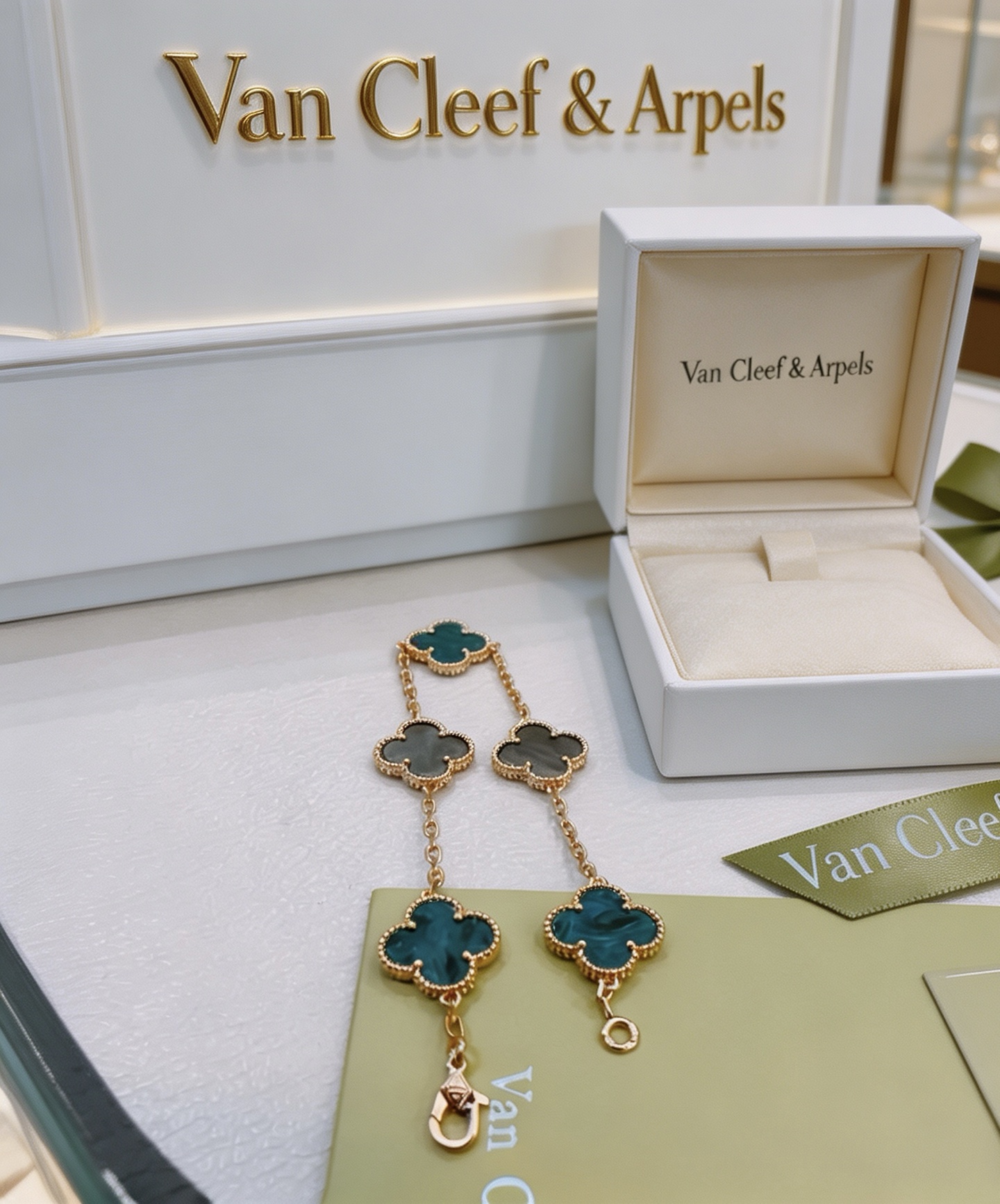 Bracciale Van Cleef Arpels Alhambra Metallo oro giallo con agata blu verde acqua e motivi di trifoglio madreperla grigia 19 cm