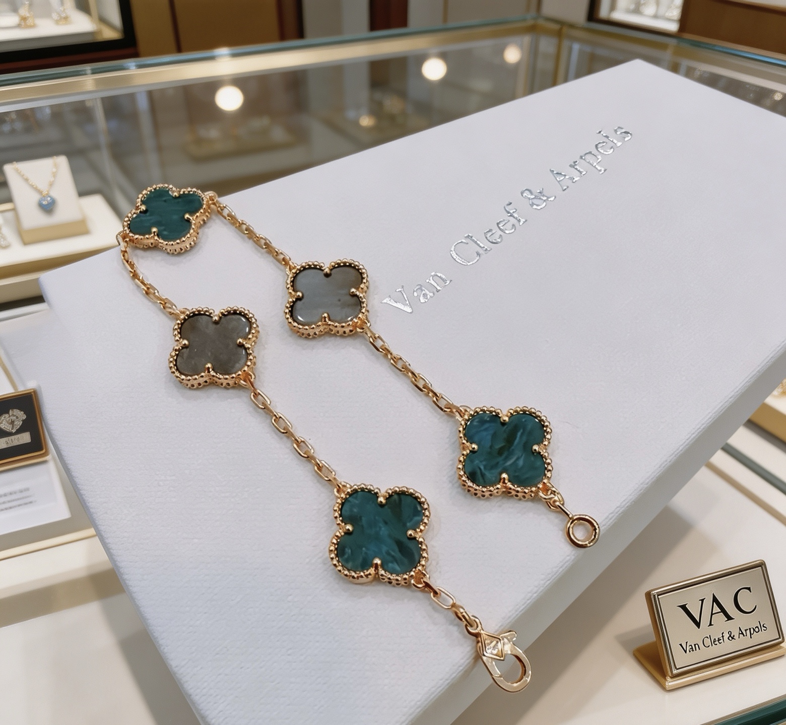 Bracciale Van Cleef Arpels Alhambra Metallo oro giallo con agata blu verde acqua e motivi di trifoglio madreperla grigia 19 cm
