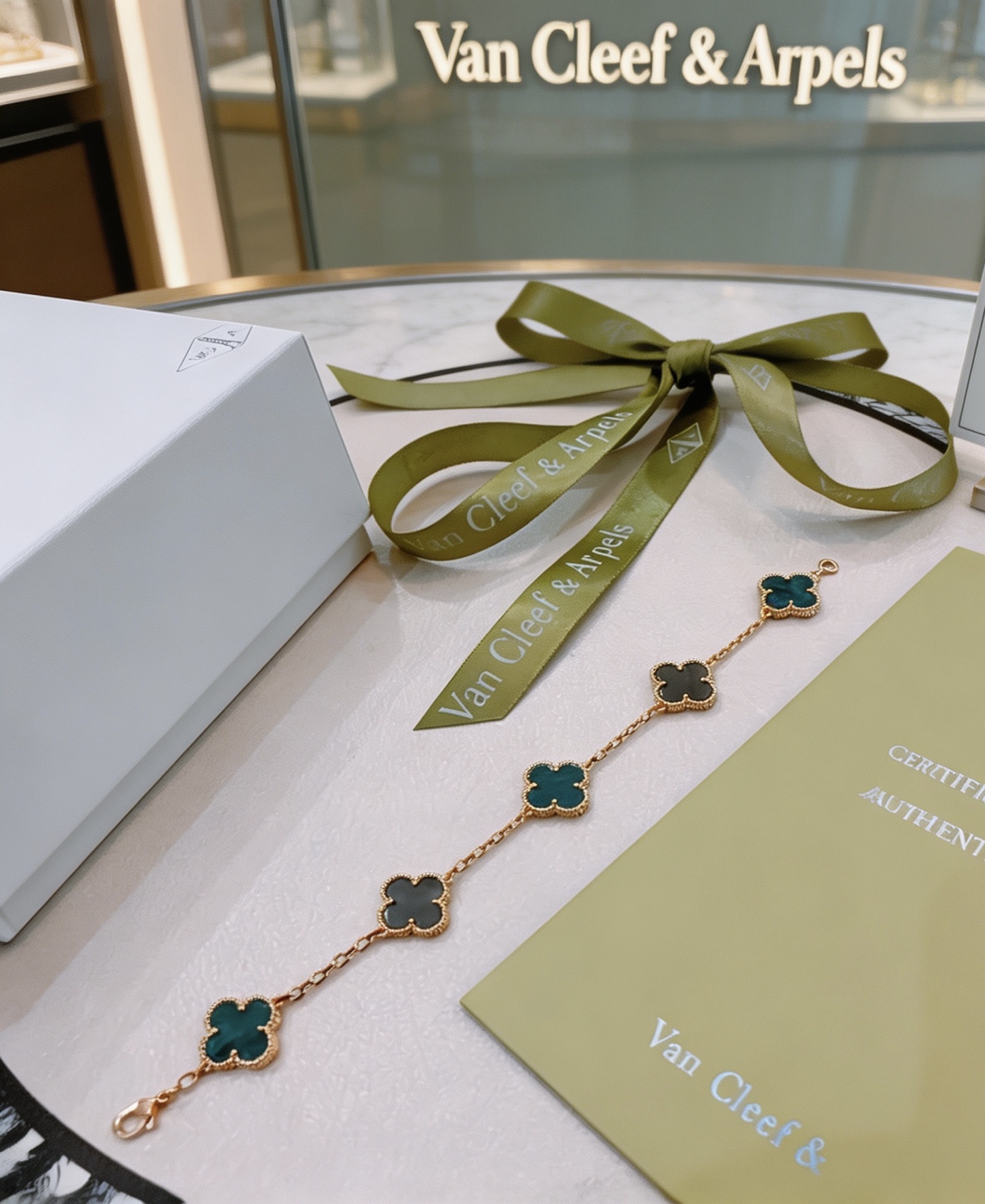 Bracciale Van Cleef Arpels Alhambra Metallo oro giallo con agata blu verde acqua e motivi di trifoglio madreperla grigia 19 cm