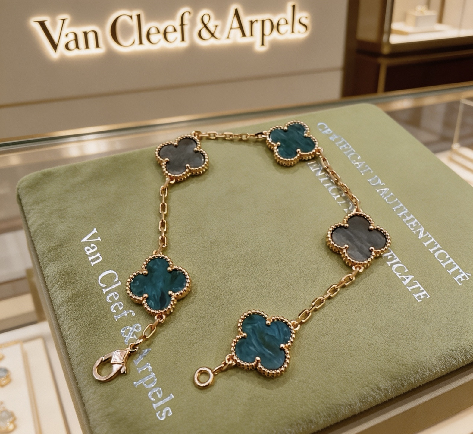 Bracciale Van Cleef Arpels Alhambra Metallo oro giallo con agata blu verde acqua e motivi di trifoglio madreperla grigia 19 cm