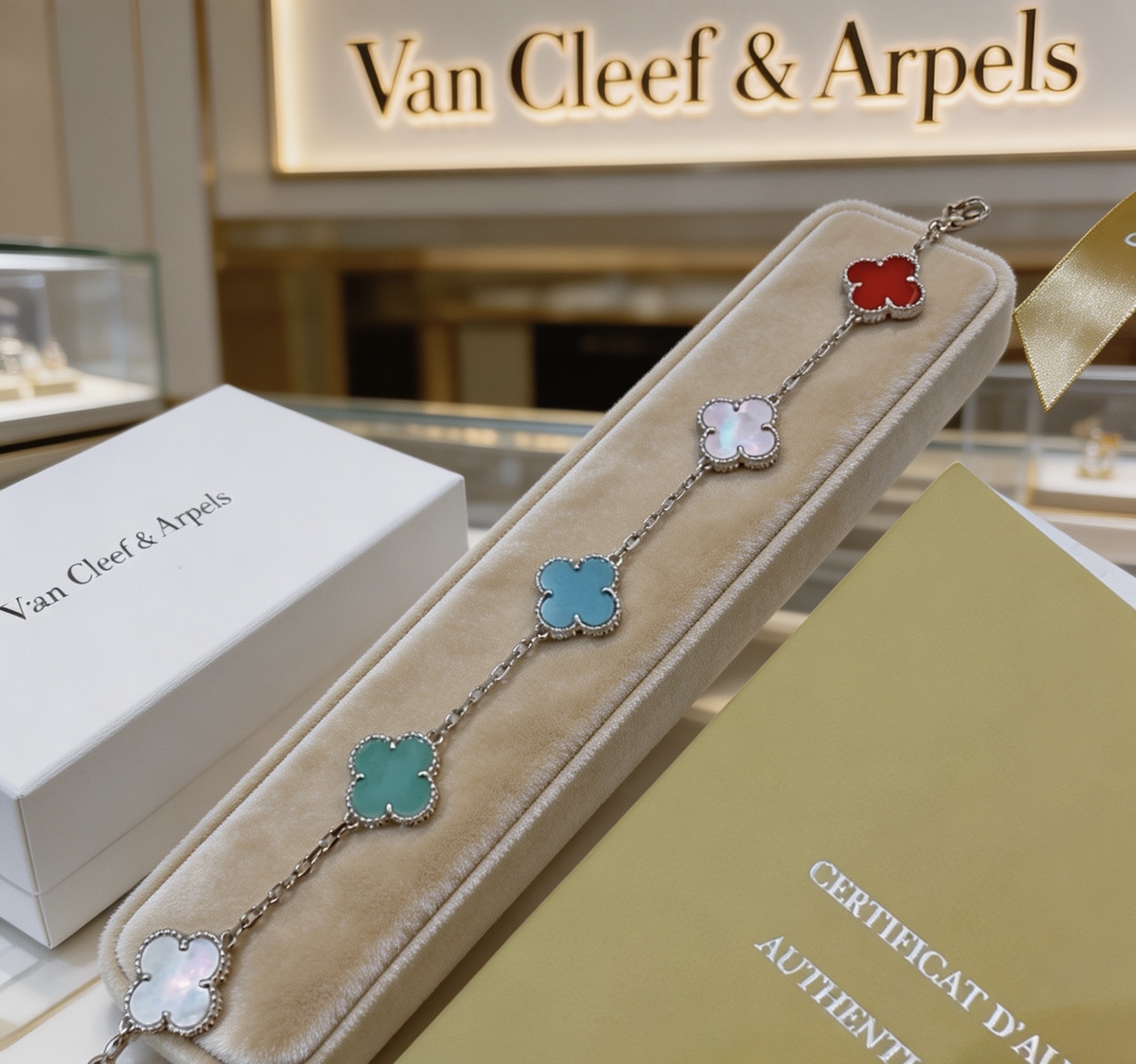 Bracciale Van Cleef Arpels Alhambra Metallo argentato con intarsi di trifogli multicolor rosa chiaro turchese blu rosso verde acqua verde bianco madreperla 17 cm