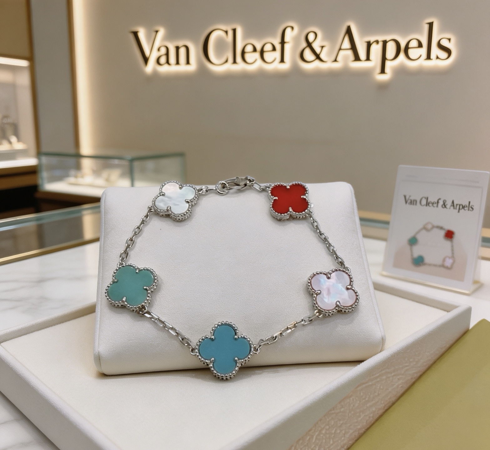 Bracciale Van Cleef Arpels Alhambra Metallo argentato con intarsi di trifogli multicolor rosa chiaro turchese blu rosso verde acqua verde bianco madreperla 17 cm