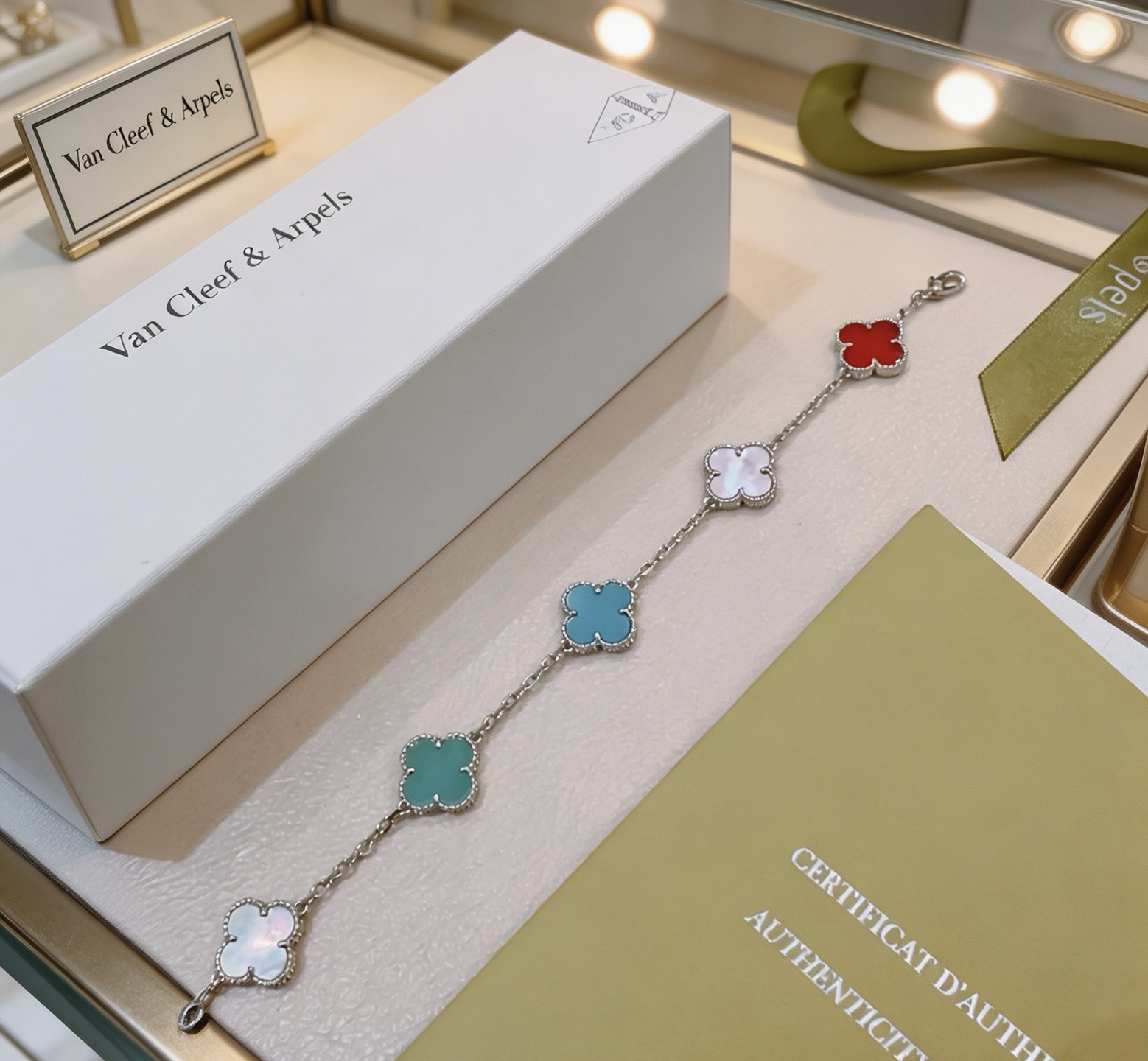 Bracciale Van Cleef Arpels Alhambra Metallo argentato con intarsi di trifogli multicolor rosa chiaro turchese blu rosso verde acqua verde bianco madreperla 17 cm