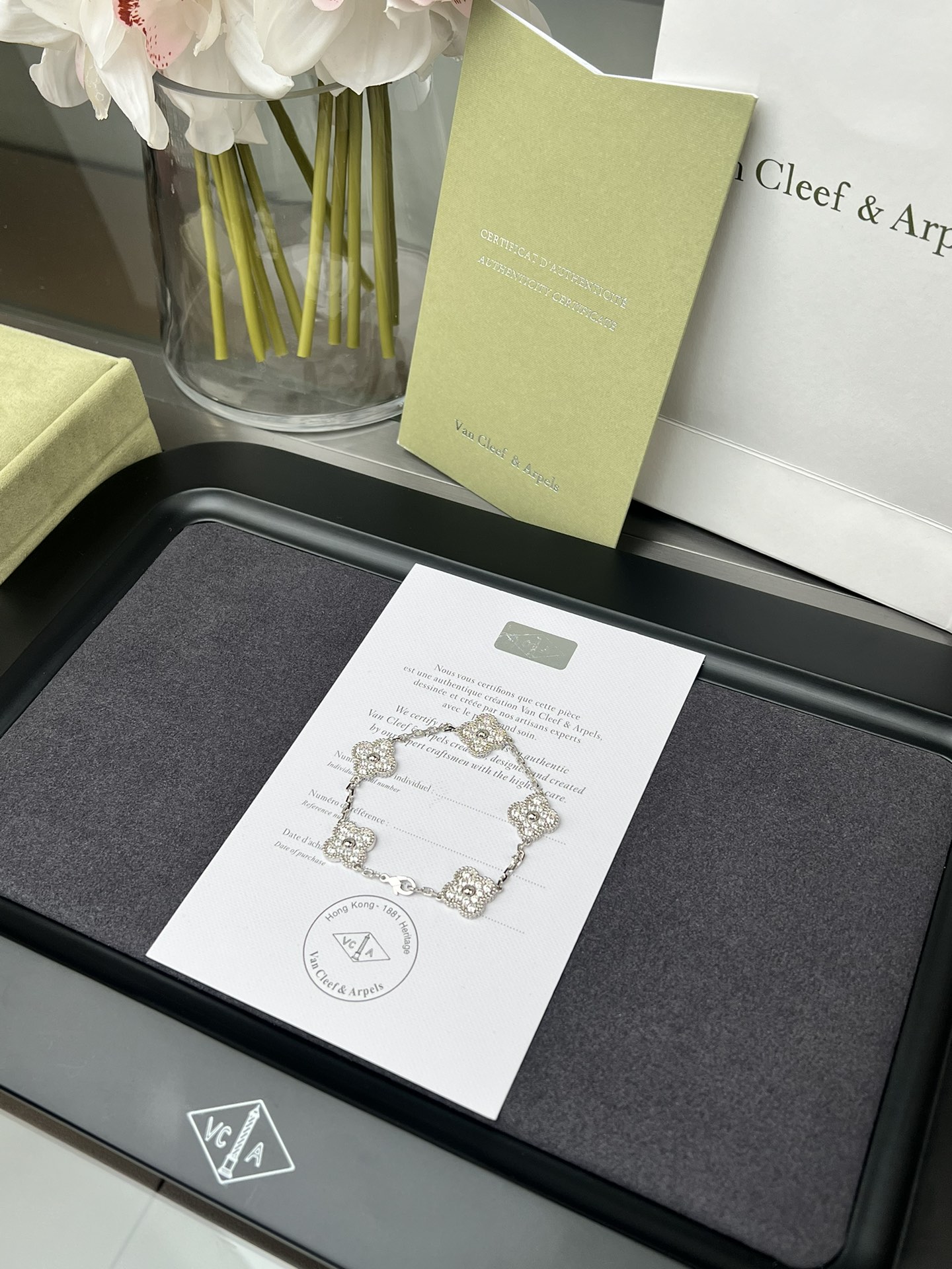 Pulsera Van Cleef Arpels Alhambra en oro blanco de 18 quilates con pavé de diamantes 18cm