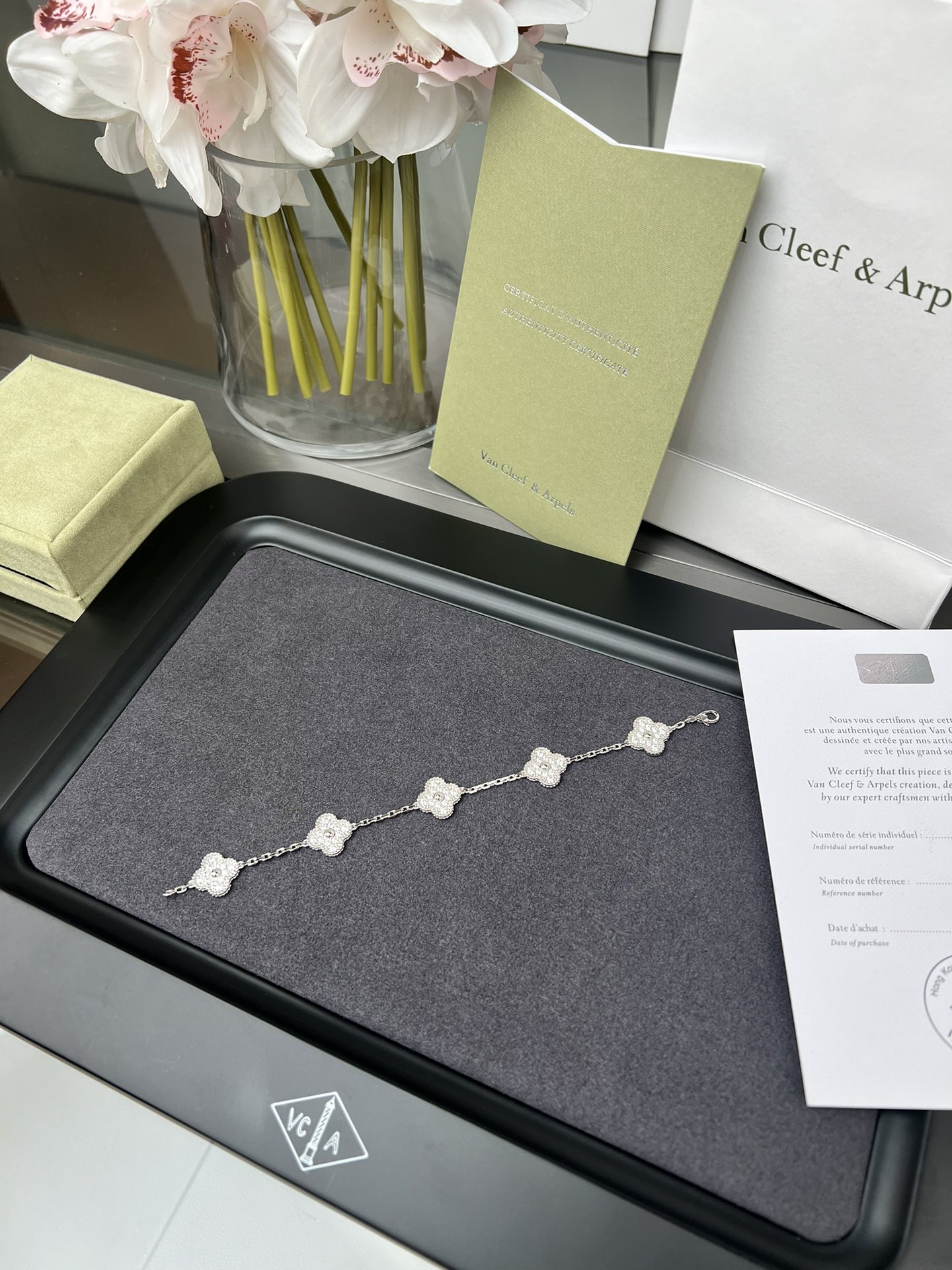 Pulsera Van Cleef Arpels Alhambra en oro blanco de 18 quilates con pavé de diamantes 18cm
