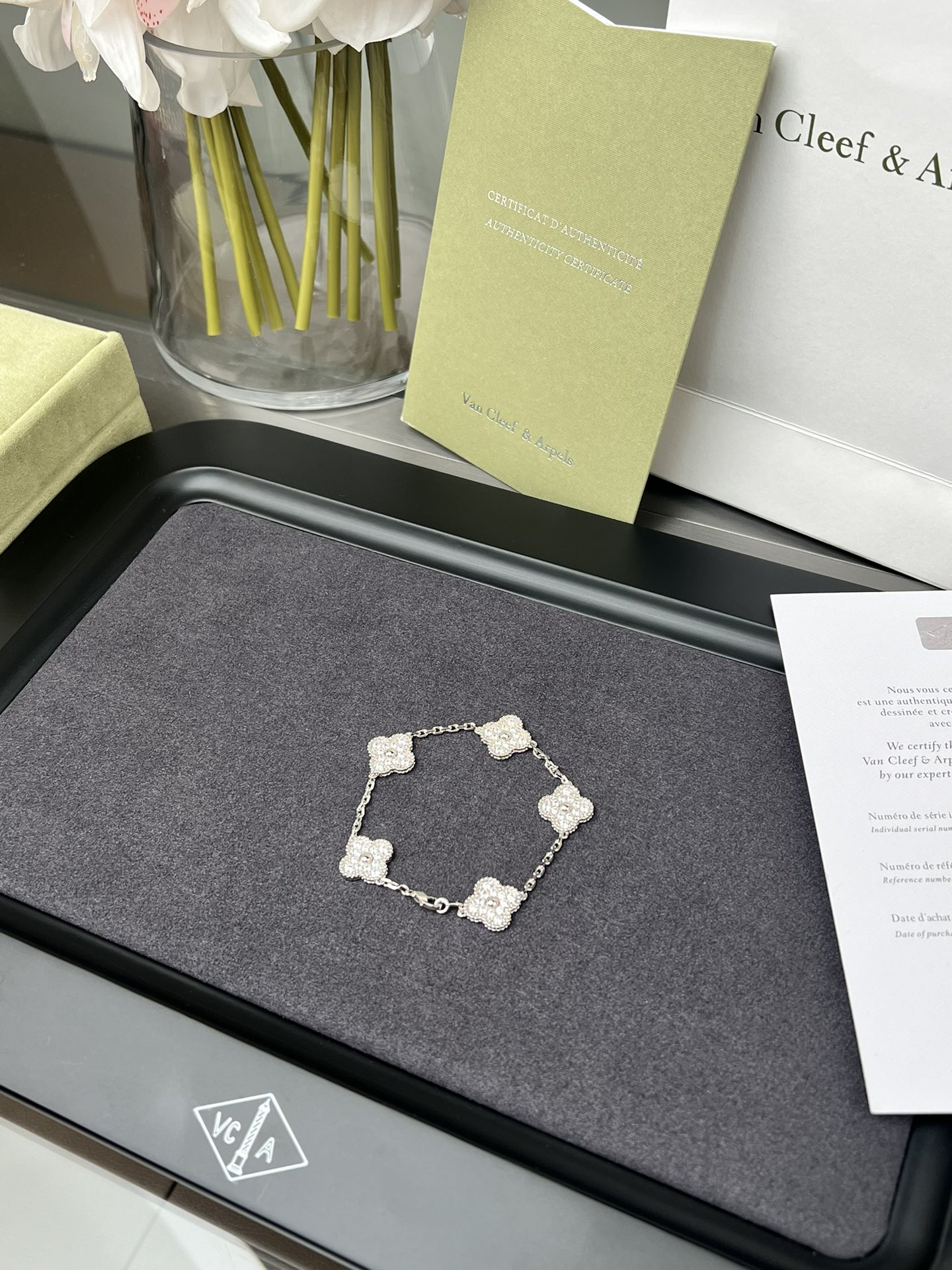 Pulsera Van Cleef Arpels Alhambra en oro blanco de 18 quilates con pavé de diamantes 18cm