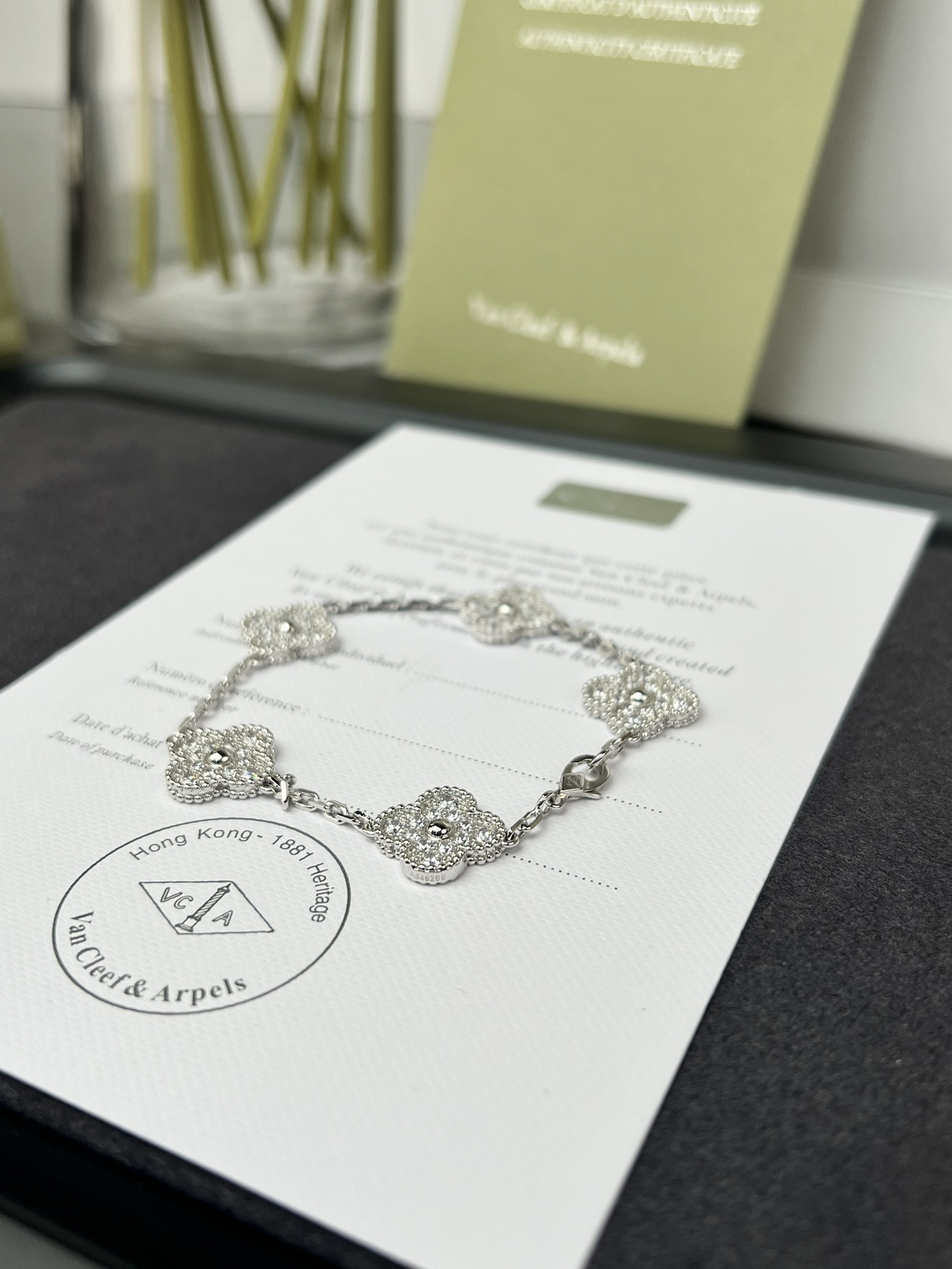 Pulsera Van Cleef Arpels Alhambra en oro blanco de 18 quilates con pavé de diamantes 18cm