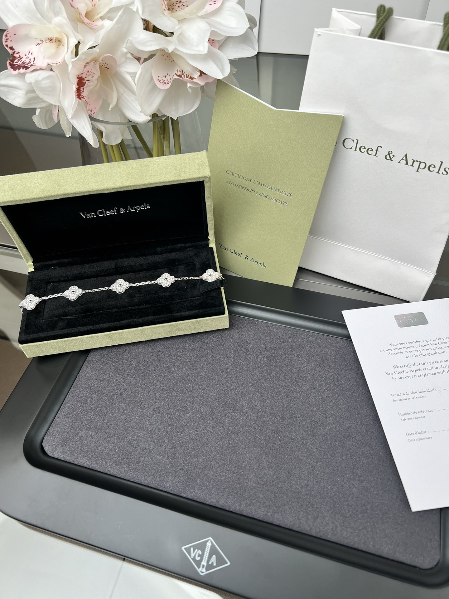 Pulsera Van Cleef Arpels Alhambra en oro blanco de 18 quilates con pavé de diamantes 18cm