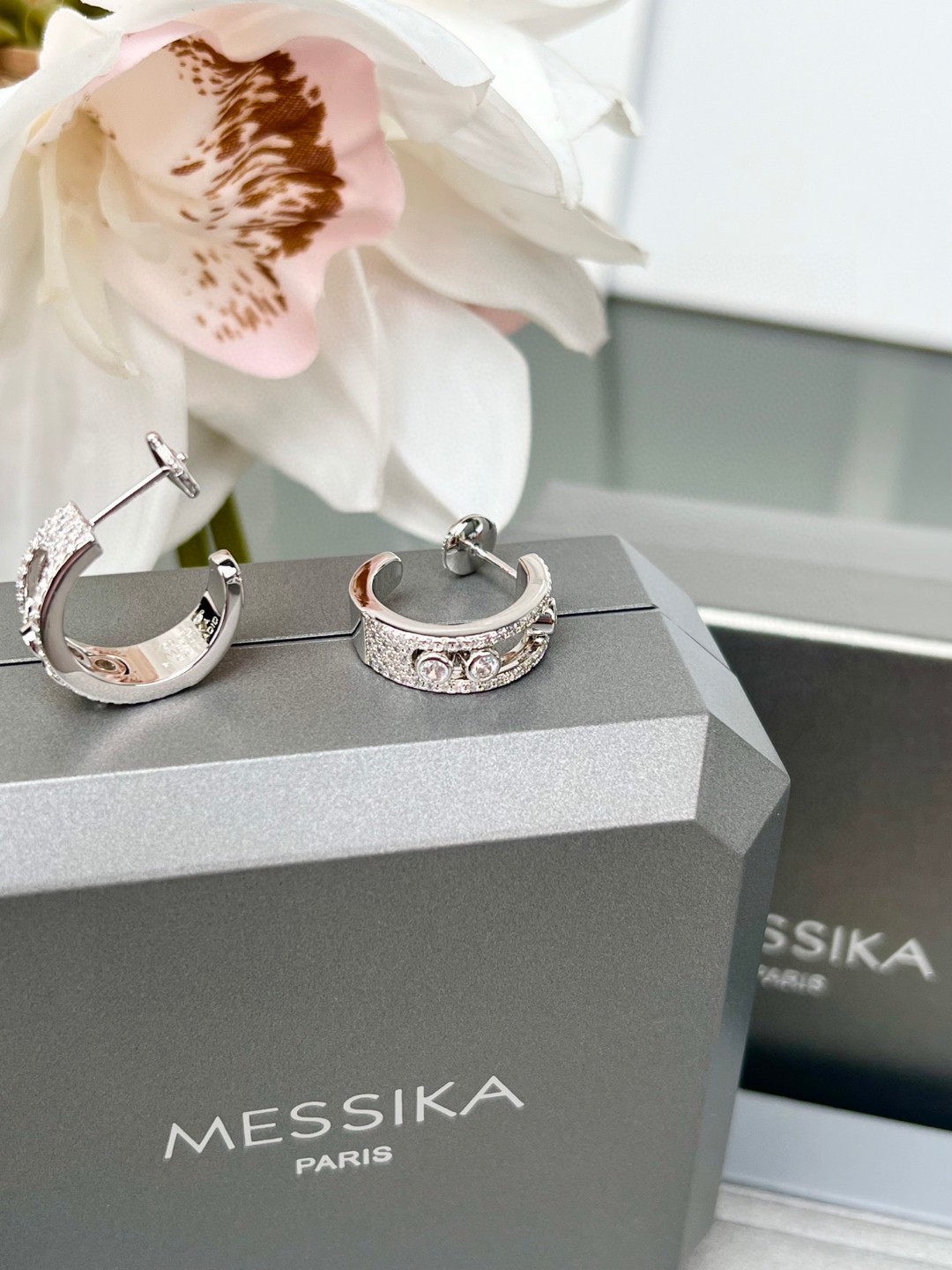 Messika Move Uno earrings white gold with clear diamonds 1 2cm hoop diameter