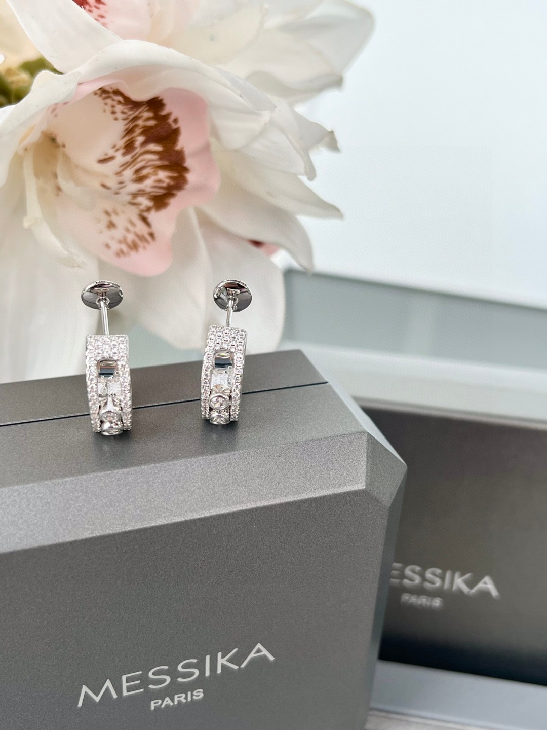 Messika Move Uno earrings white gold with clear diamonds 1 2cm hoop diameter