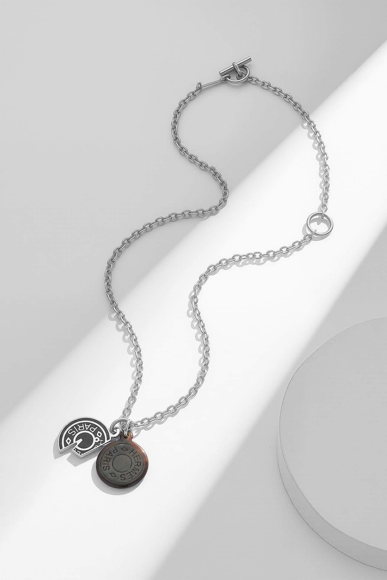 Collana Hermes Carrousel Metallo color argento con corno marrone scuro e accenti smaltati neri 40 cm