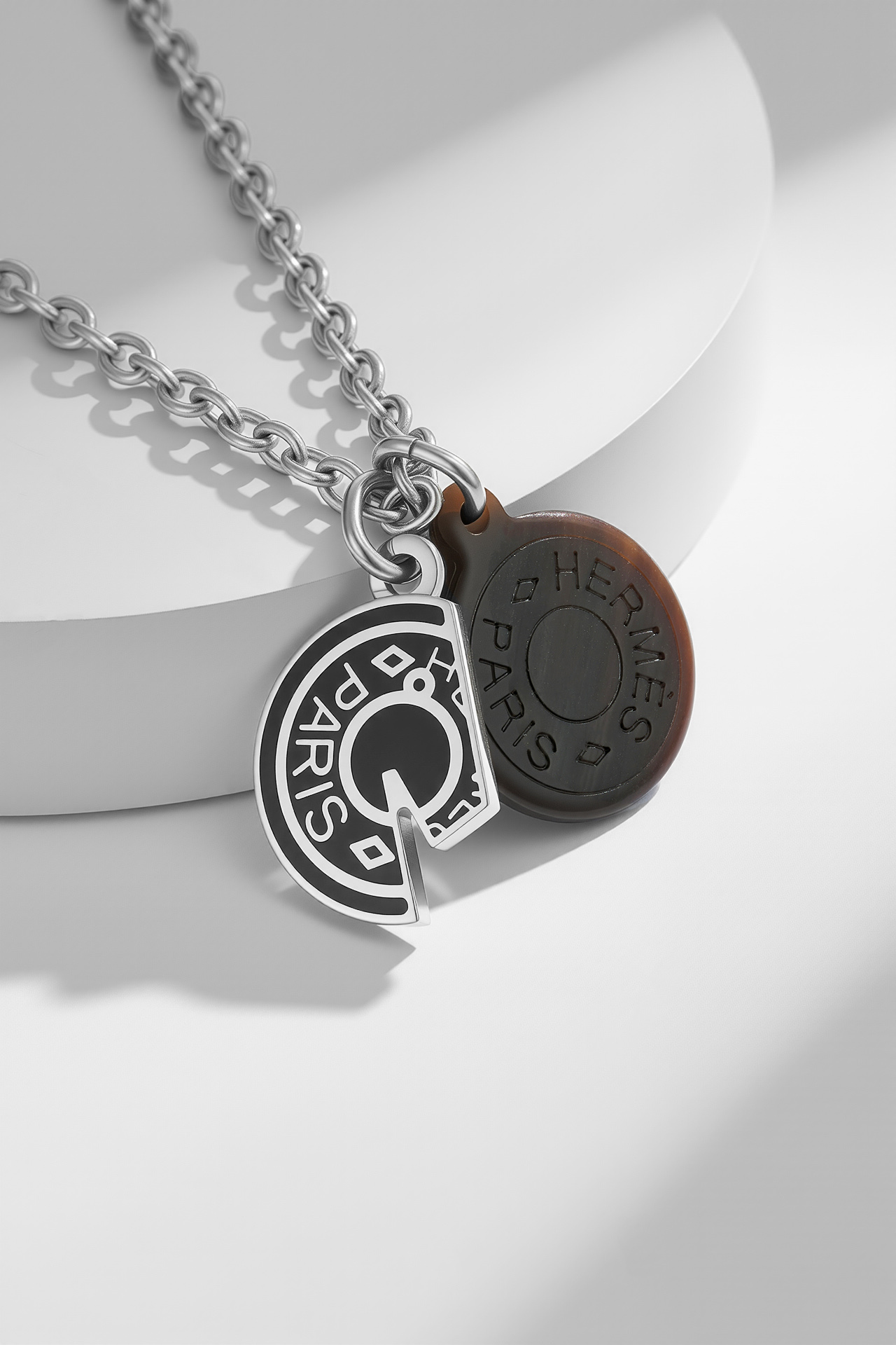 Collana Hermes Carrousel Metallo color argento con corno marrone scuro e accenti smaltati neri 40 cm