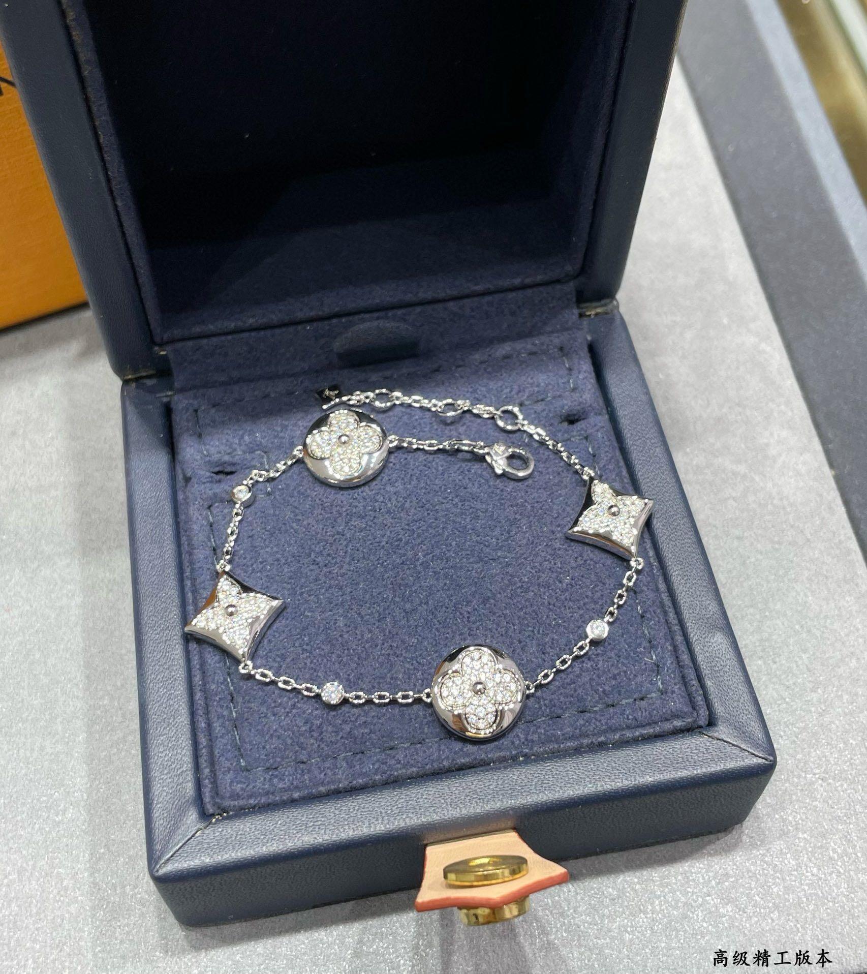 Bracelet Louis Vuitton Color Blossom Métal doré jaune avec pierres transparentes ressemblant à des diamants Métal argenté avec pierres transparentes ressemblant à des diamants 19 cm