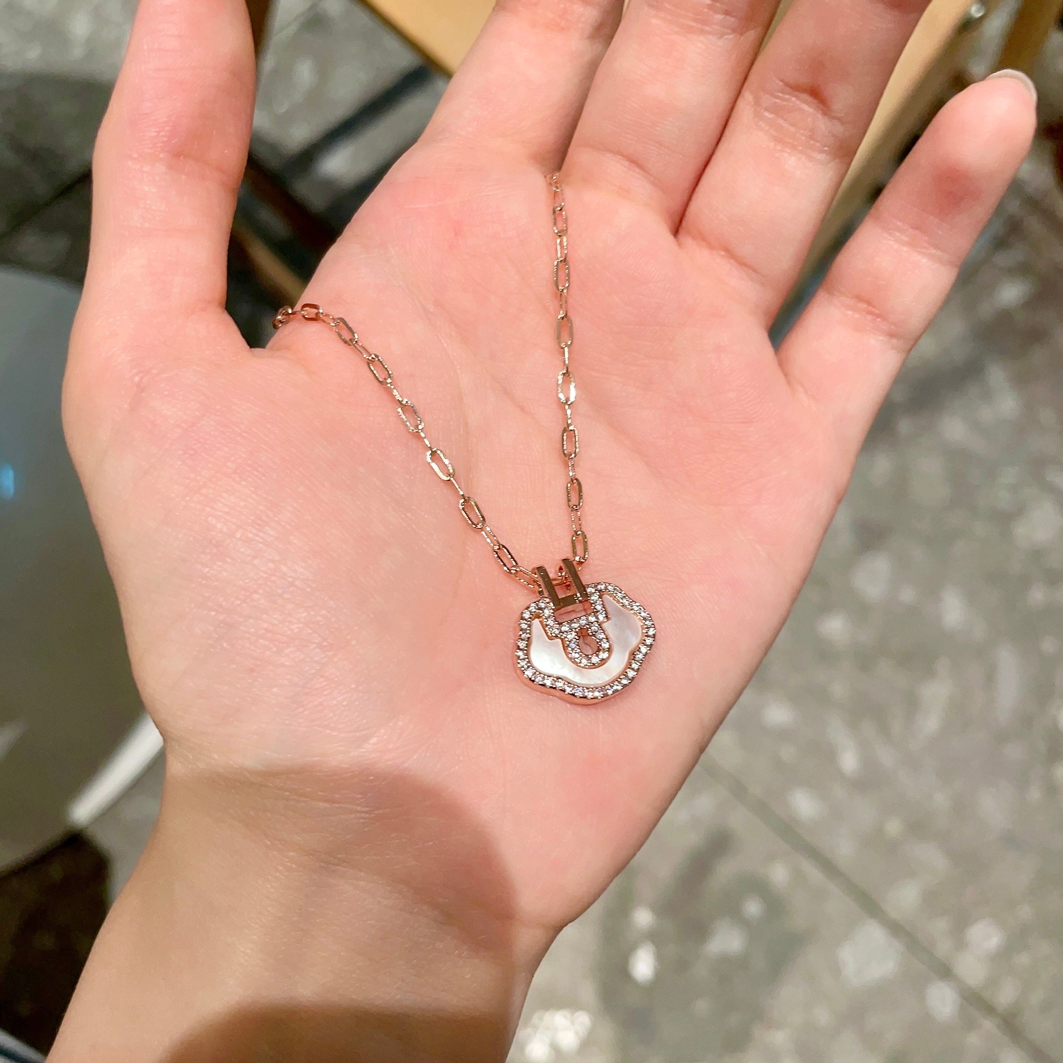 Qeelin Kirin mini Ruyi necklace Rose gold metal white mother-of-pearl clear high-carbon diamonds 42cm