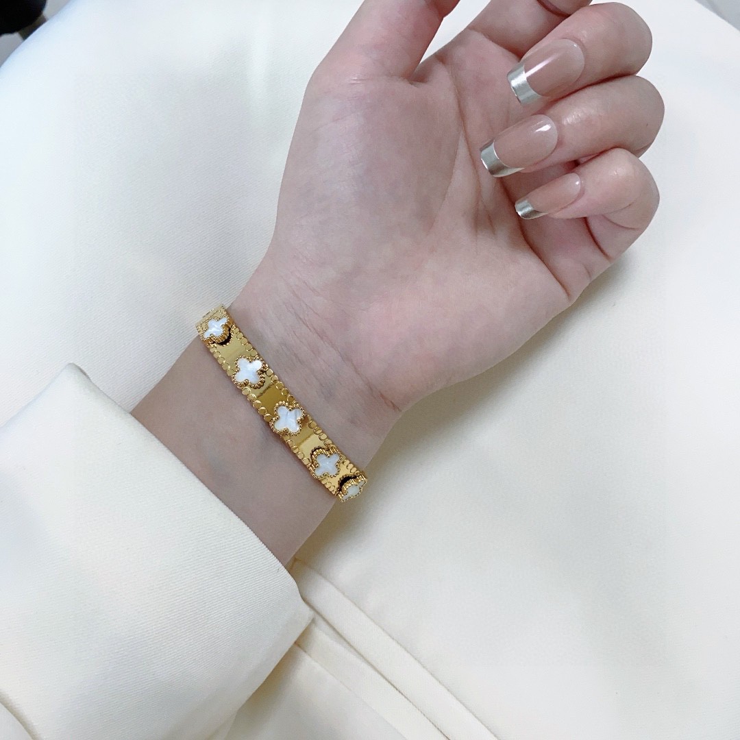 Bracciale Van Cleef Arpels Alhambra in oro giallo con onice nero e motivi di trifoglio di madreperla bianca 17 cm