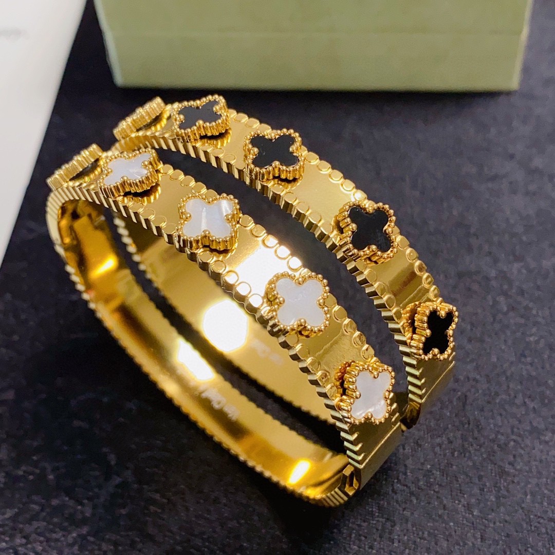 Bracciale Van Cleef Arpels Alhambra in oro giallo con onice nero e motivi di trifoglio di madreperla bianca 17 cm