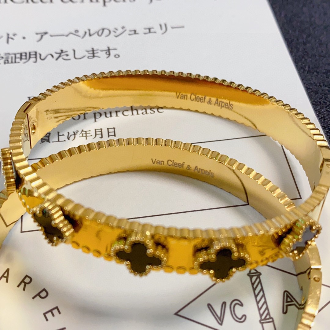 Bracciale Van Cleef Arpels Alhambra in oro giallo con onice nero e motivi di trifoglio di madreperla bianca 17 cm