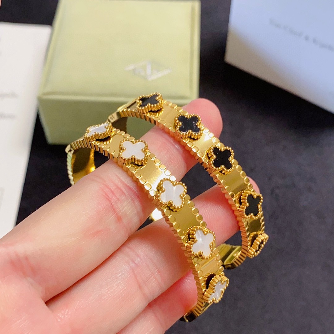 Bracciale Van Cleef Arpels Alhambra in oro giallo con onice nero e motivi di trifoglio di madreperla bianca 17 cm