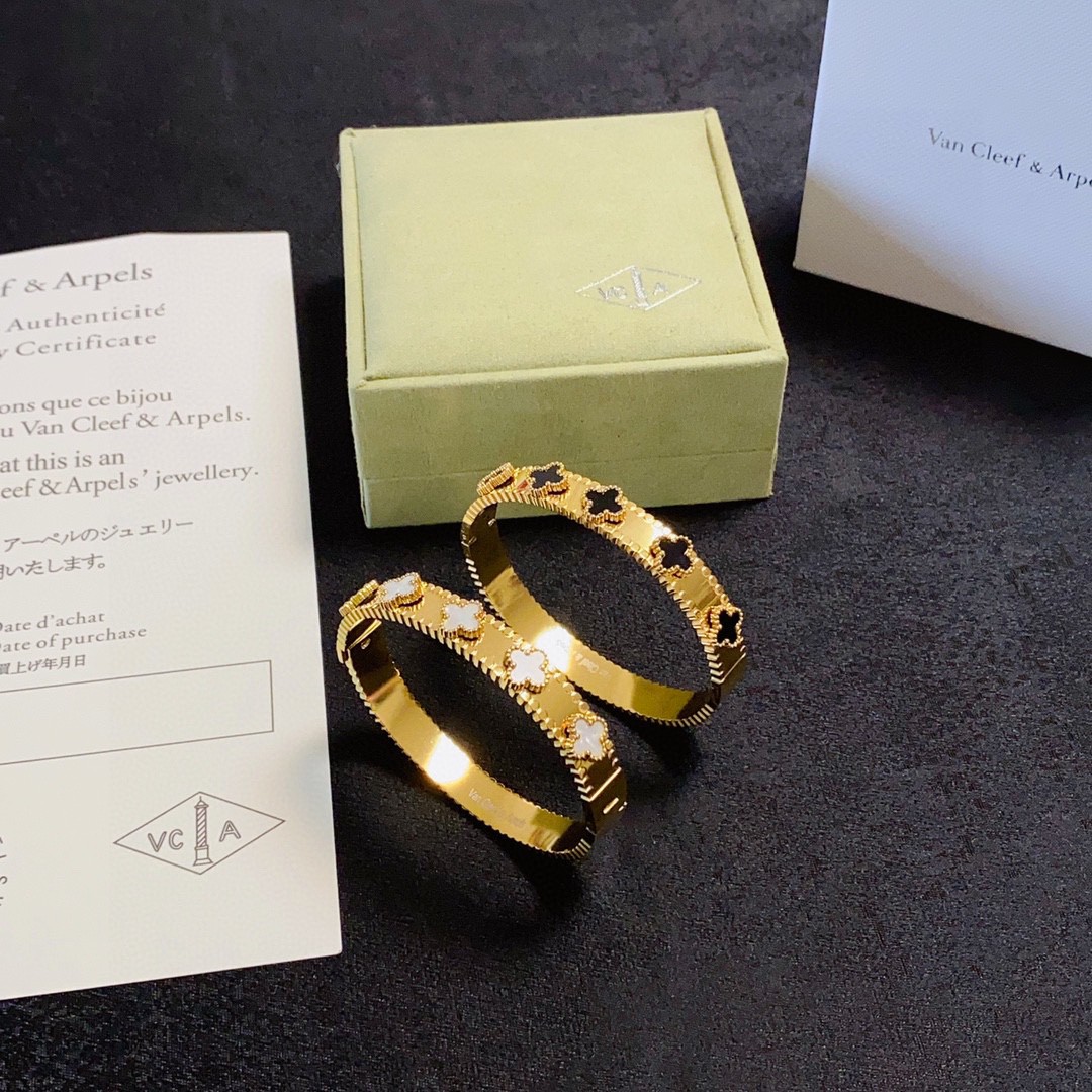 Bracciale Van Cleef Arpels Alhambra in oro giallo con onice nero e motivi di trifoglio di madreperla bianca 17 cm