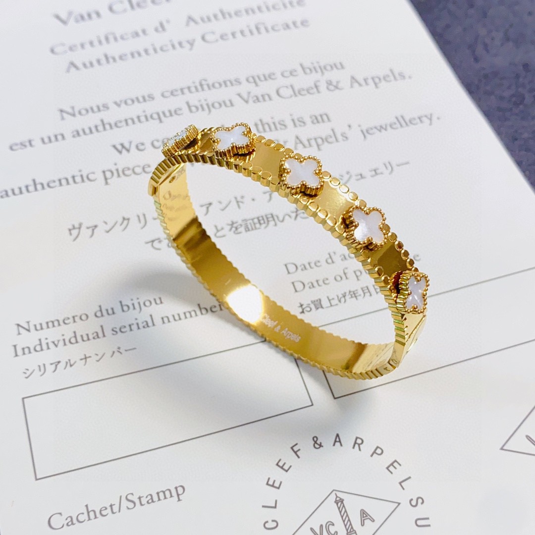 Bracciale Van Cleef Arpels Alhambra in oro giallo con onice nero e motivi di trifoglio di madreperla bianca 17 cm
