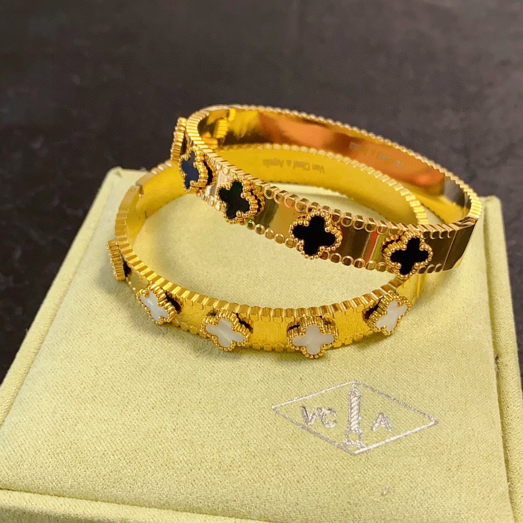 Bracciale Van Cleef Arpels Alhambra in oro giallo con onice nero e motivi di trifoglio di madreperla bianca 17 cm